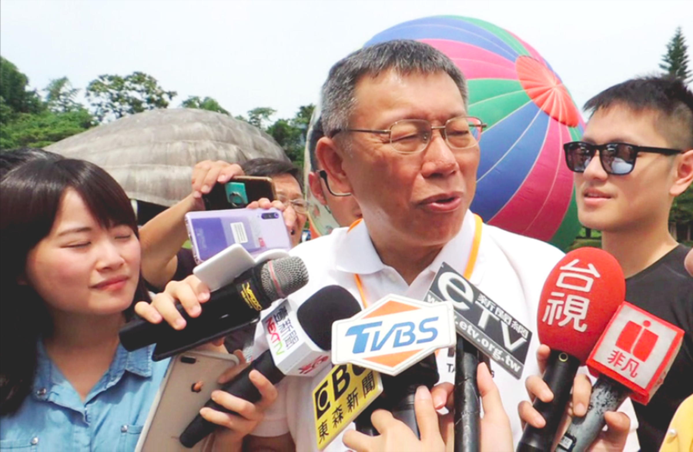 戴于文(右一)曾在柯文哲擔任台北市長任內擔任隨行,還因一張墨鏡照引網友肉搜,被封為「墨鏡哥」。(翻攝自網路)