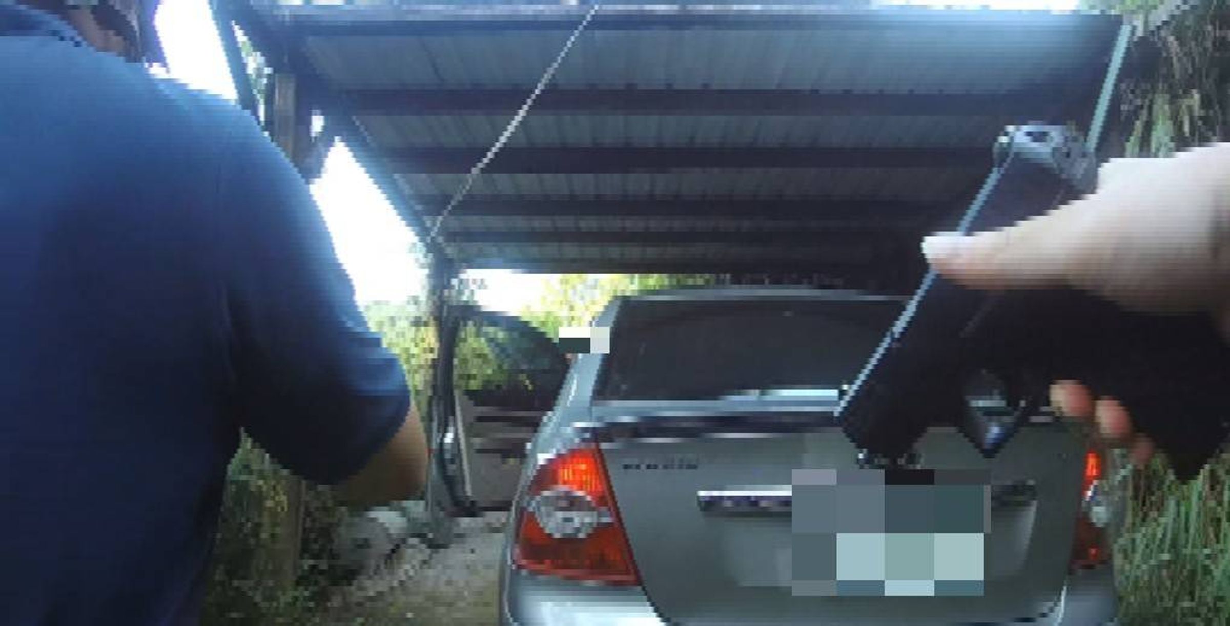 47歲男拒檢逃衝撞,員警對車連開2槍。(警方提供)