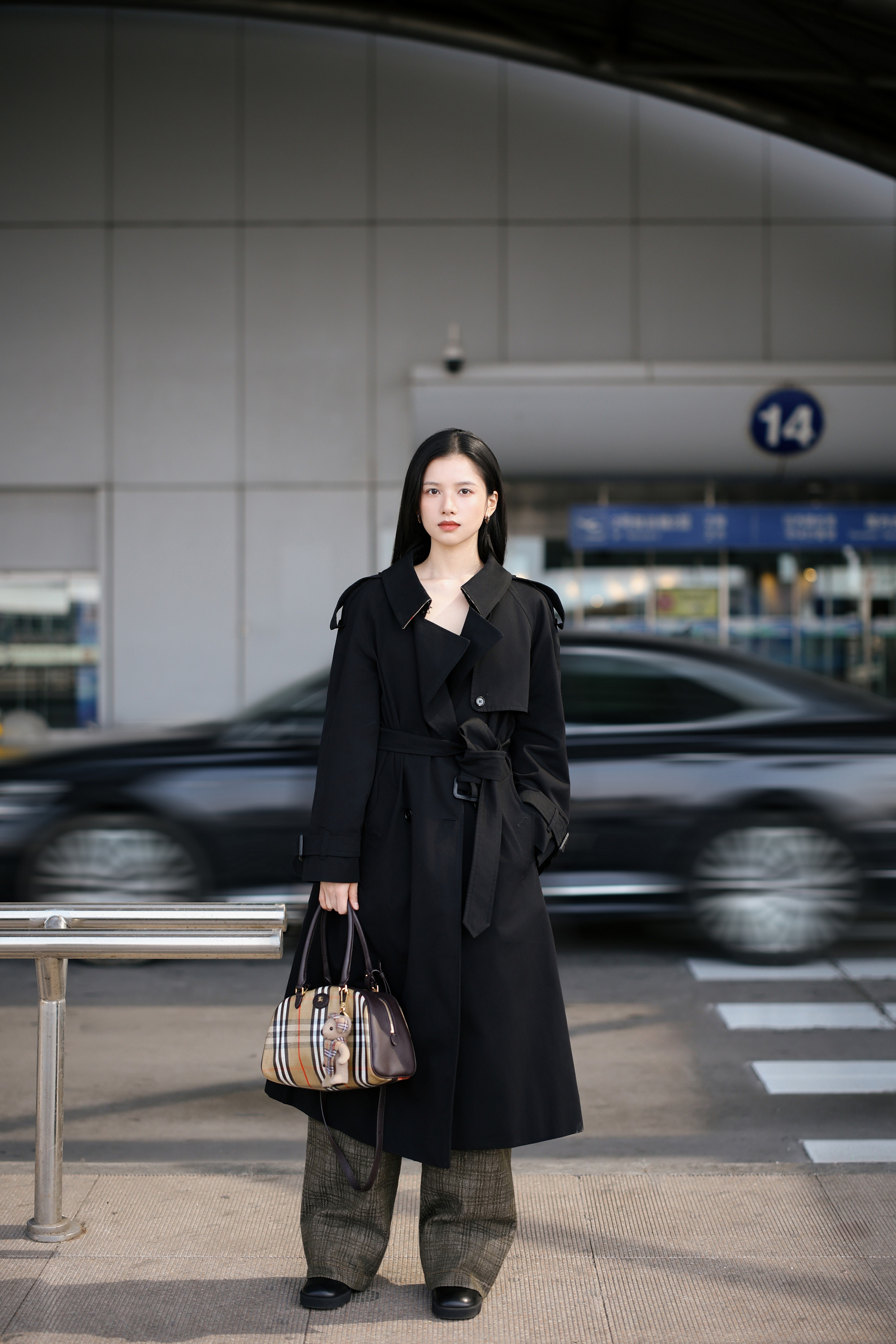 中國女星張婧儀穿出BURBERRY的知性優雅。（BURBERRY提供）