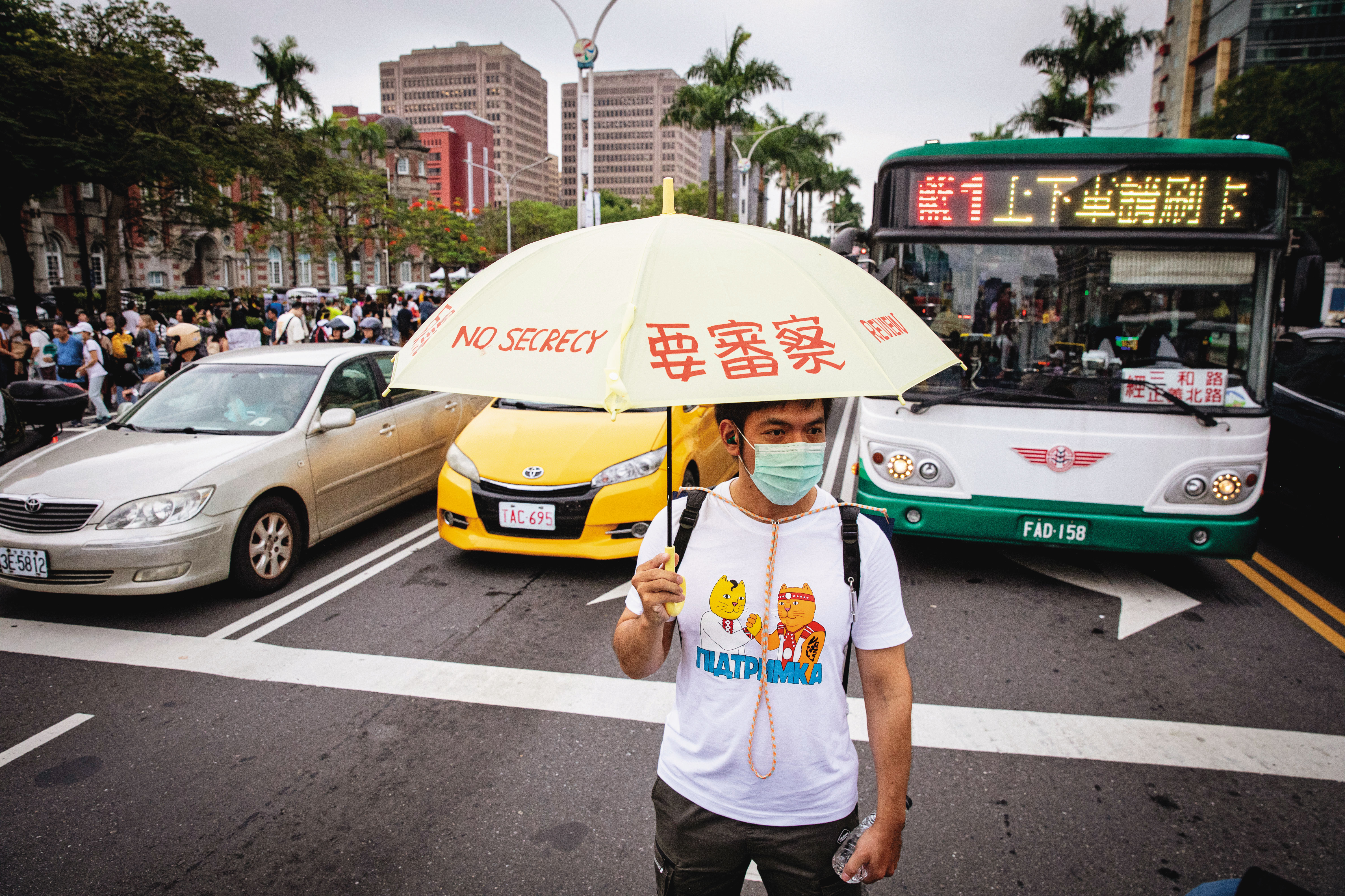 一名抗議者身穿台灣烏克蘭友好紀念T-shirt，手持自製標語的雨傘，進行無聲的抗議。