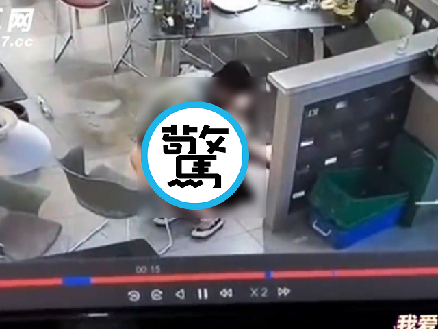 厲害了中國男女！吃燒烤淫了，當場「手炒鮑魚」讓人傻眼。（翻自《吃瓜網》）