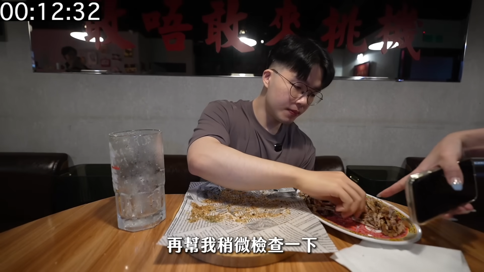 玩不起?大胃王YTR挑戰吃雞翅「被要求重啃骨頭」完賽還要付低消 餐酒館挨轟回應了