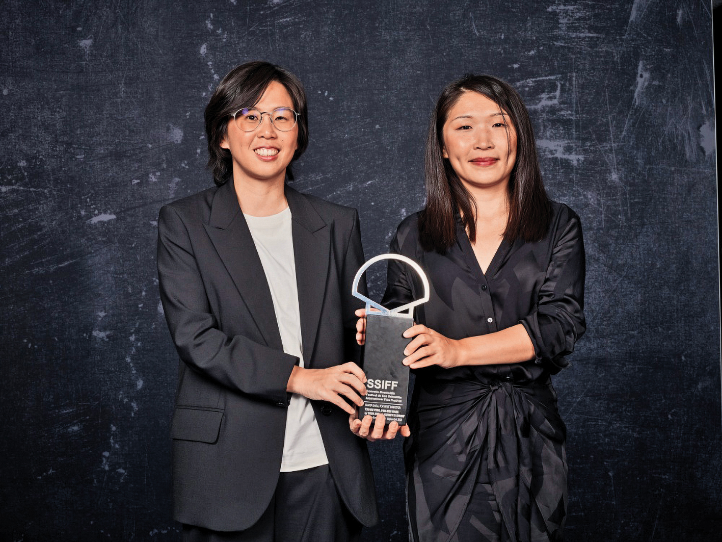 《春行》導演彭紫惠(右)和王品文(左)去年在SSIFF拿下最佳導演銀貝殼獎,為國片首度獲頒此獎。(SSIFF提供)