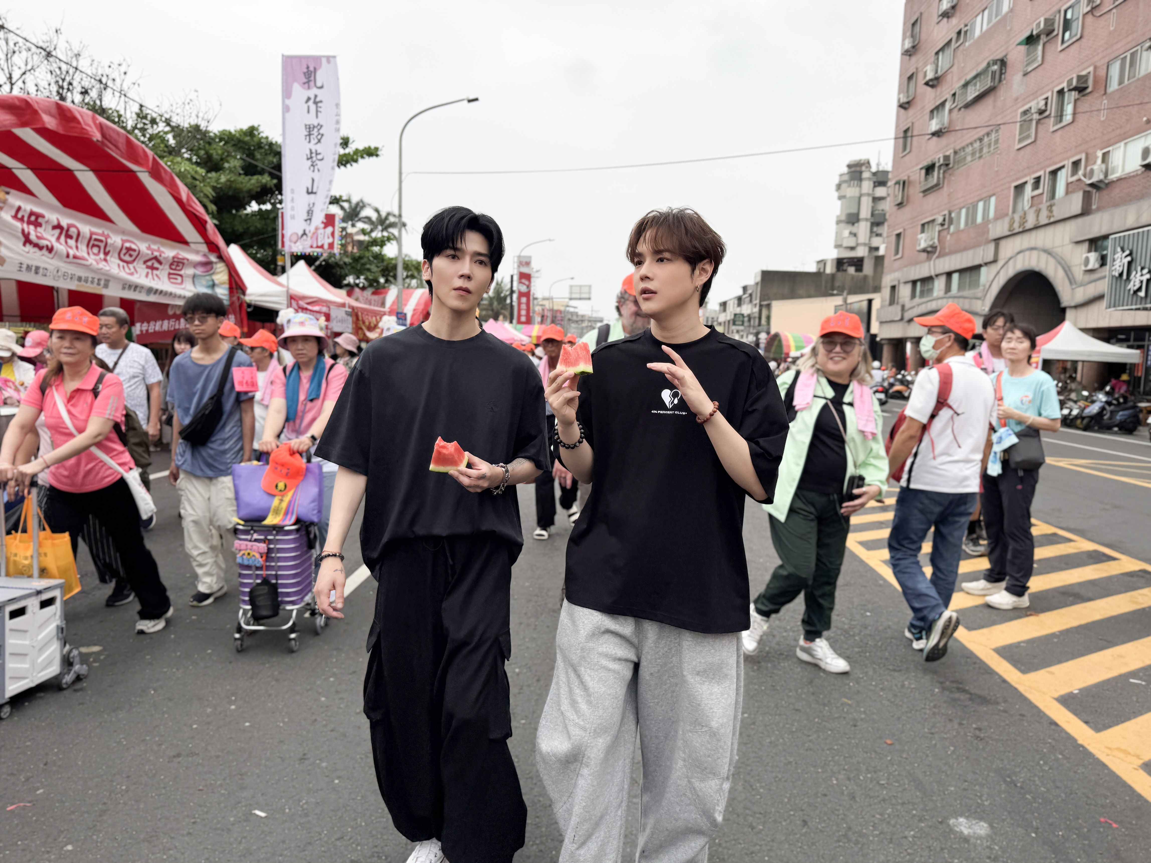 Bii與郭家瑋在昨天前往北港，親自感受媽祖進香盛況。（索尼音樂提供）