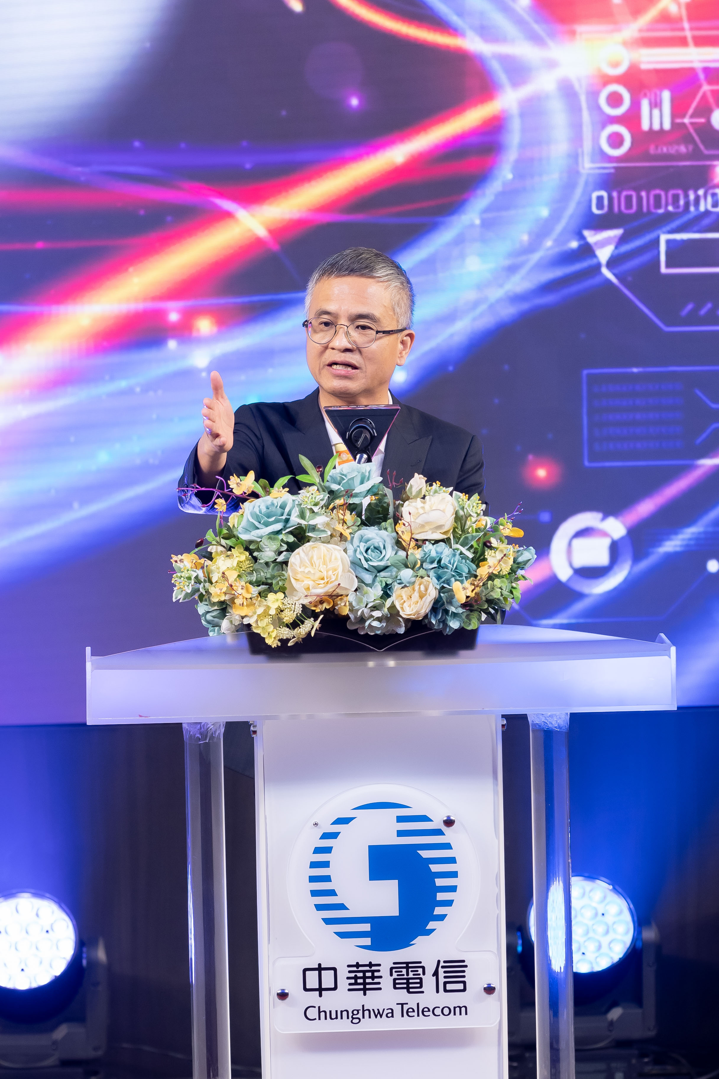 中華電信郭水義董事長表示AI在改變世界，中華電信致力扶植國內數位科技產業展，促進百業升級，激發數位人才的創意。