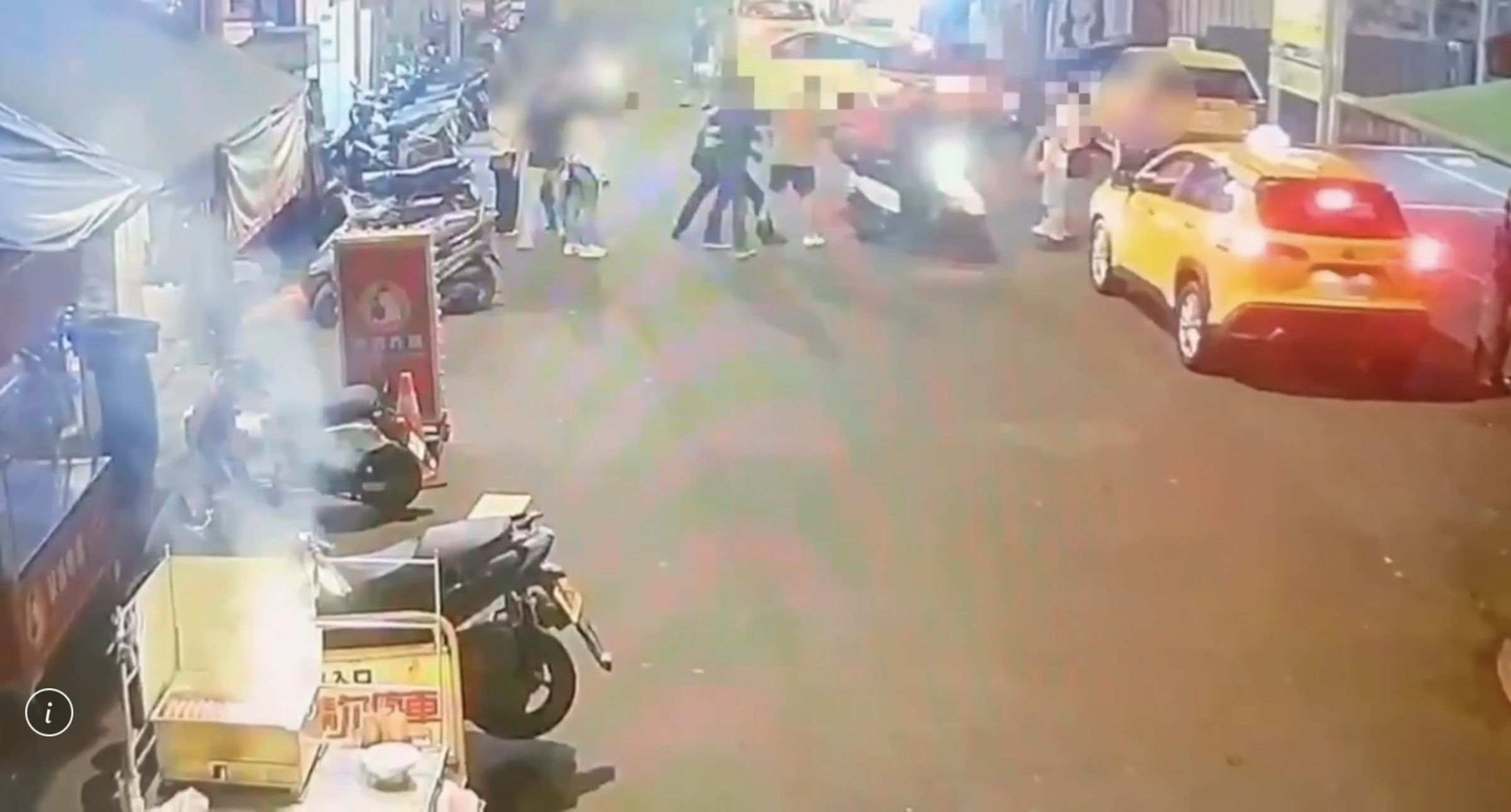 吳姓外送員差點撞上隨意穿越馬路的4名醉漢,雙方當街發生口角。翻攝畫面