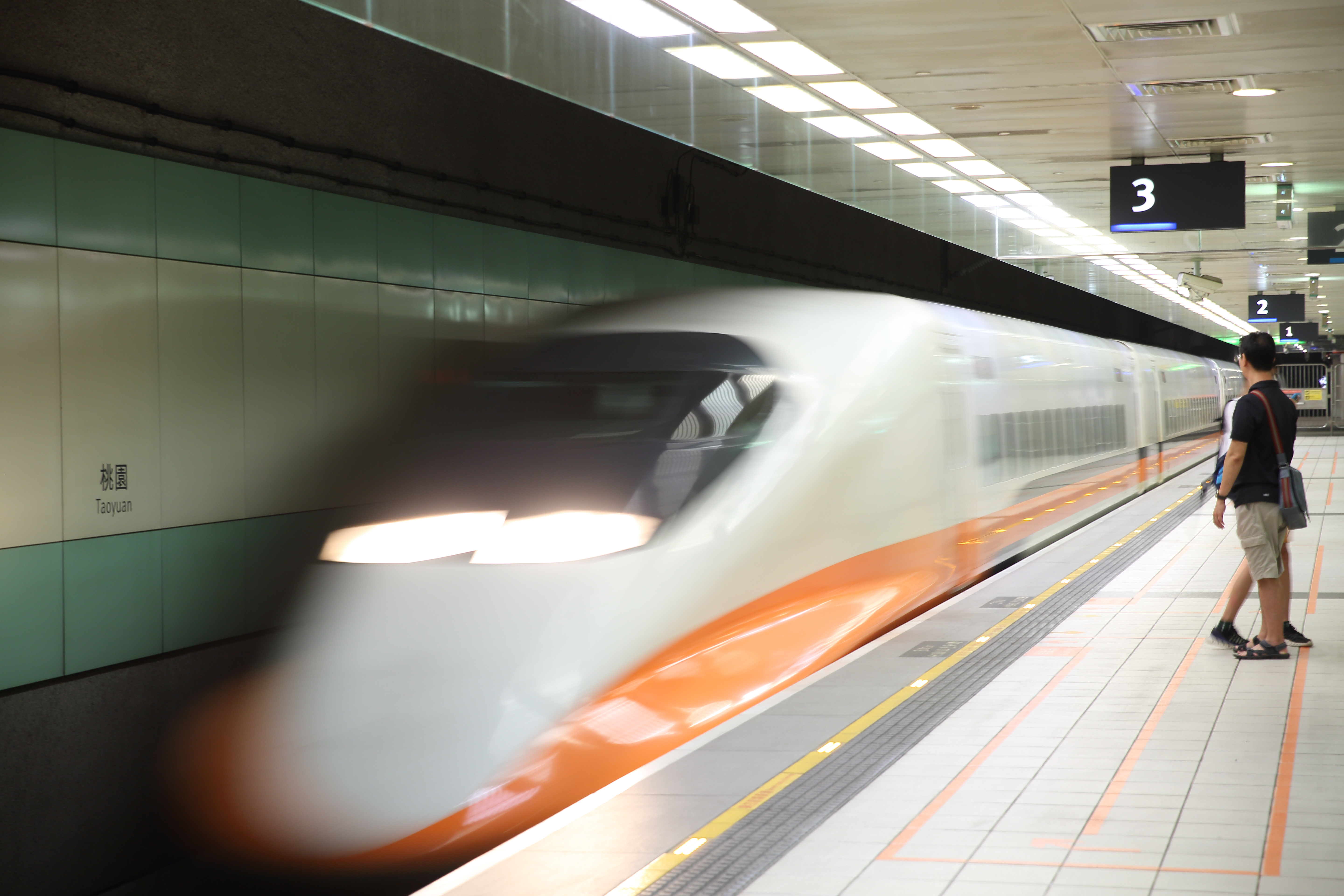 高鐵13日晚間驚傳行動電源自燃造成火警。（示意圖，本刊資料照）