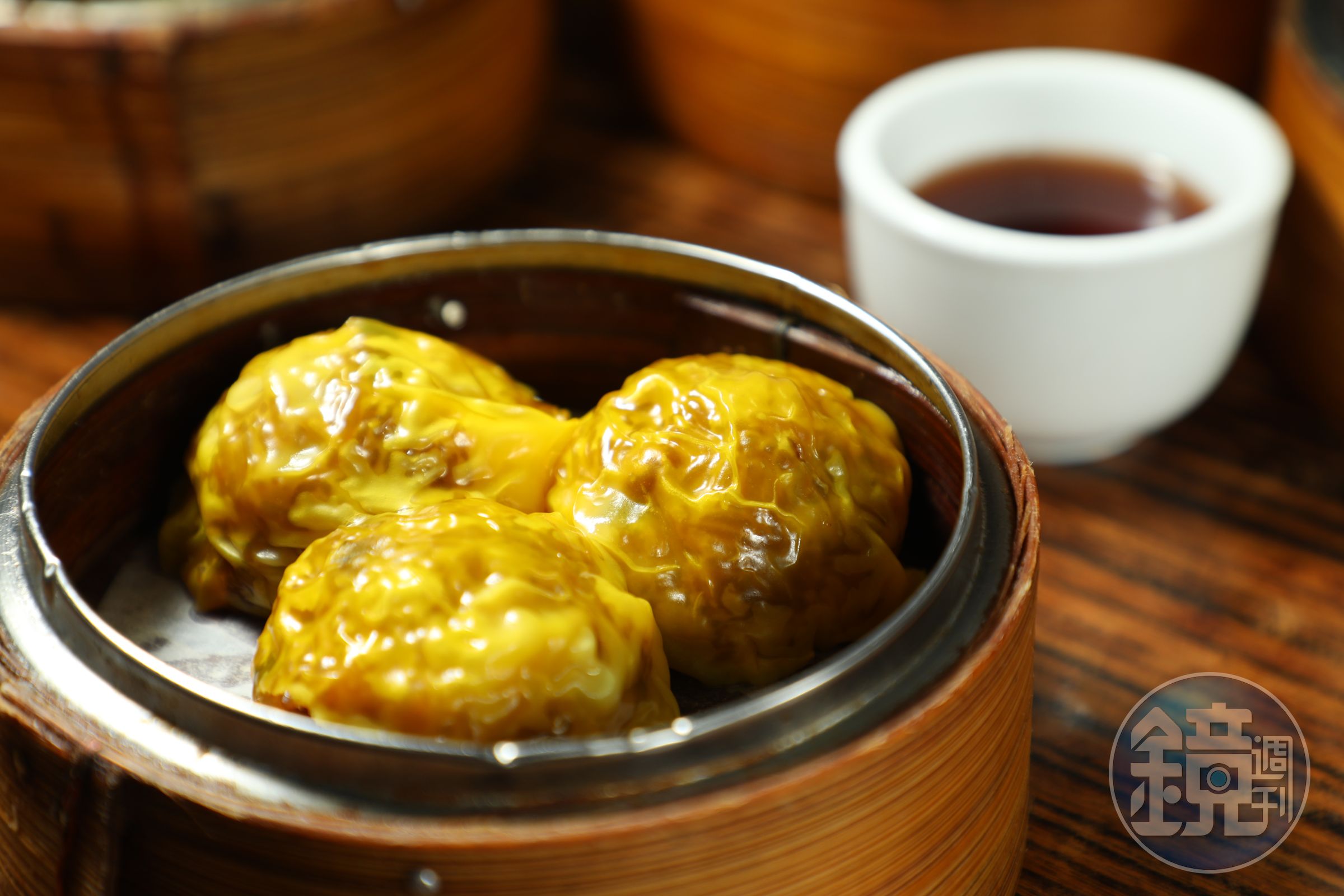 「懷舊糯米飽」是在自製黃麵皮中包進調味過的糯米飯。（港幣23元／份）
