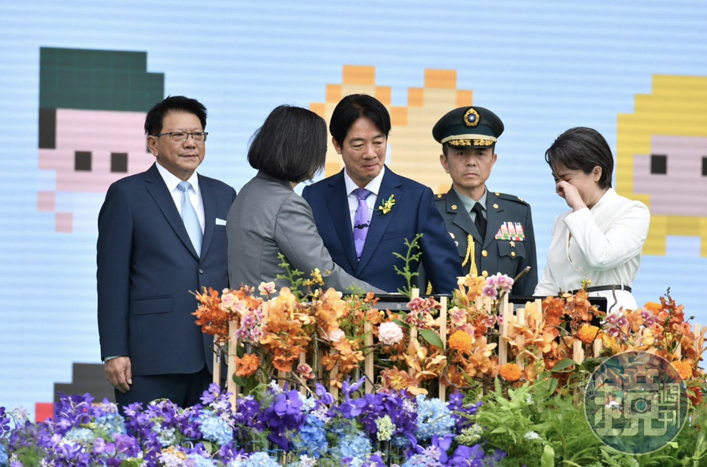 蔡英文(左二)正式卸任,副總統蕭美琴(右)哭爆。