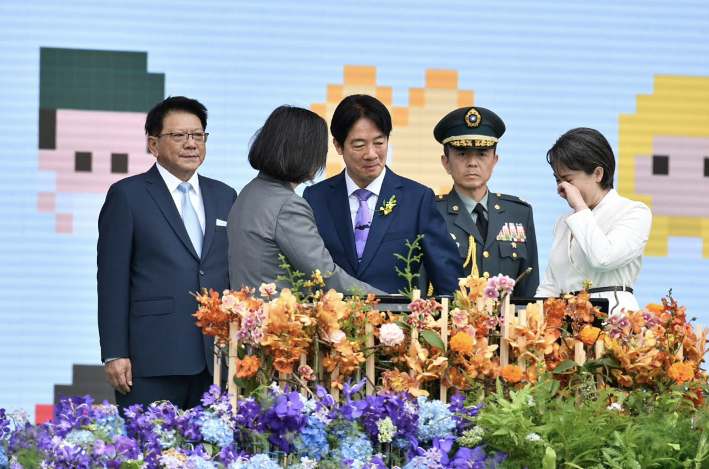 蔡英文（左二）正式卸任，副總統蕭美琴（右）哭爆。