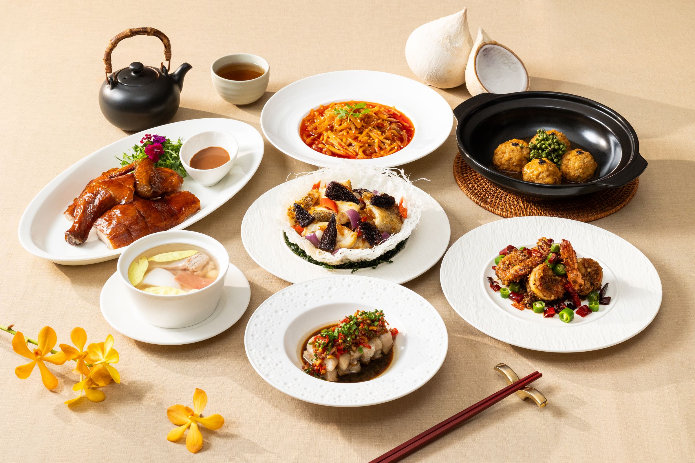 國賓中餐廳推出夏季新菜「盛夏清饗」，以十道料理詮釋粵川交融的夏日風味。