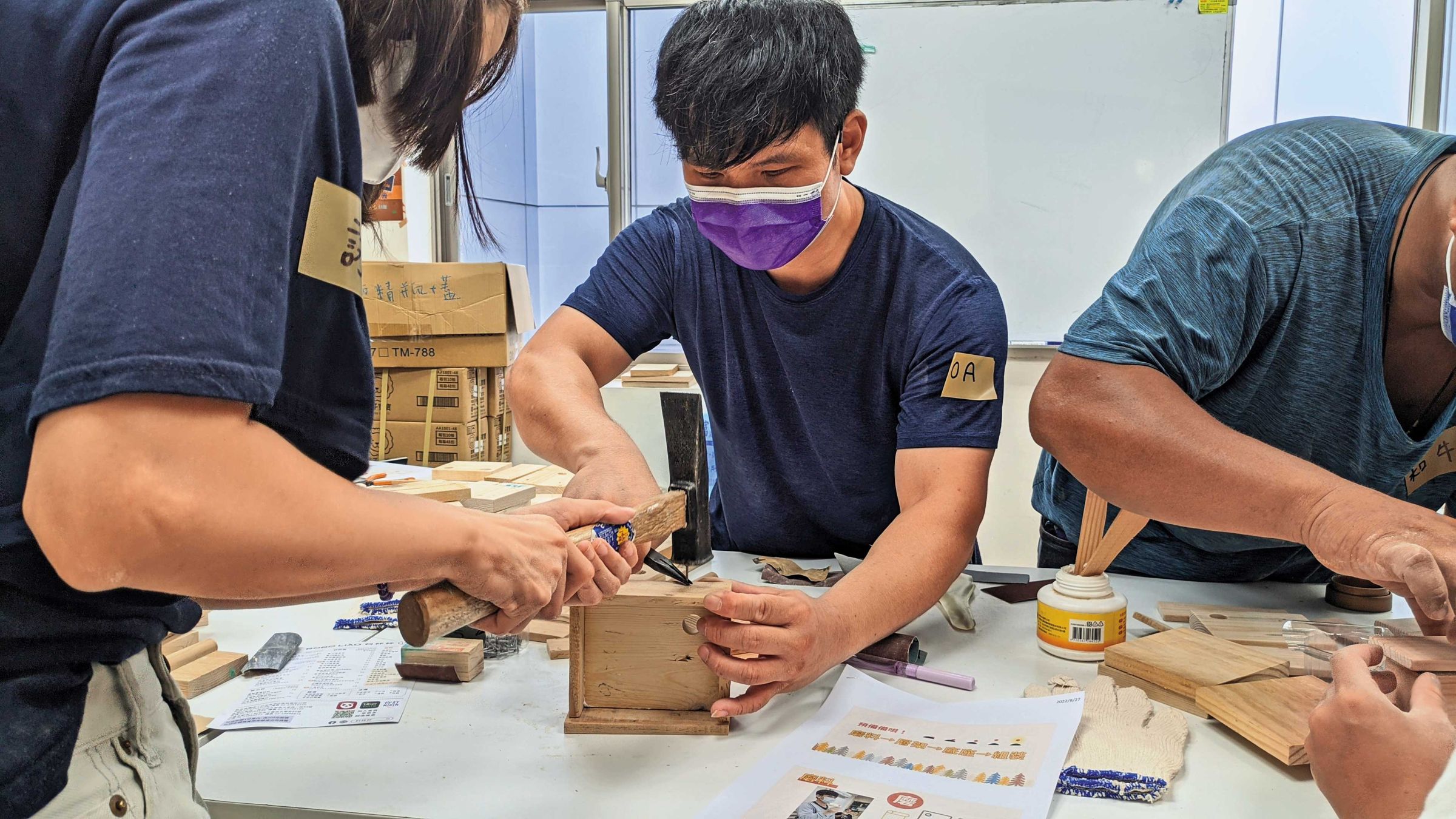 OA曾在非營利組織「人生百味」擔任木工班活動講師。(人生百味提供)