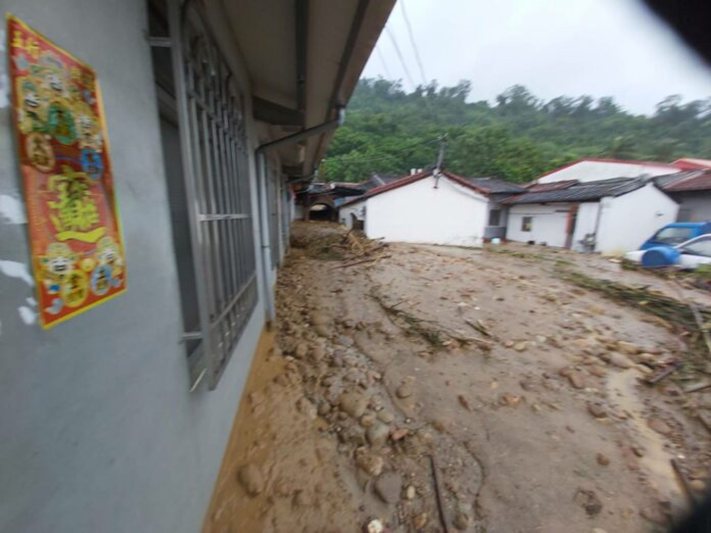 豪雨釀災，高雄旗山土石流襲民宅。（翻攝記者爆料網）