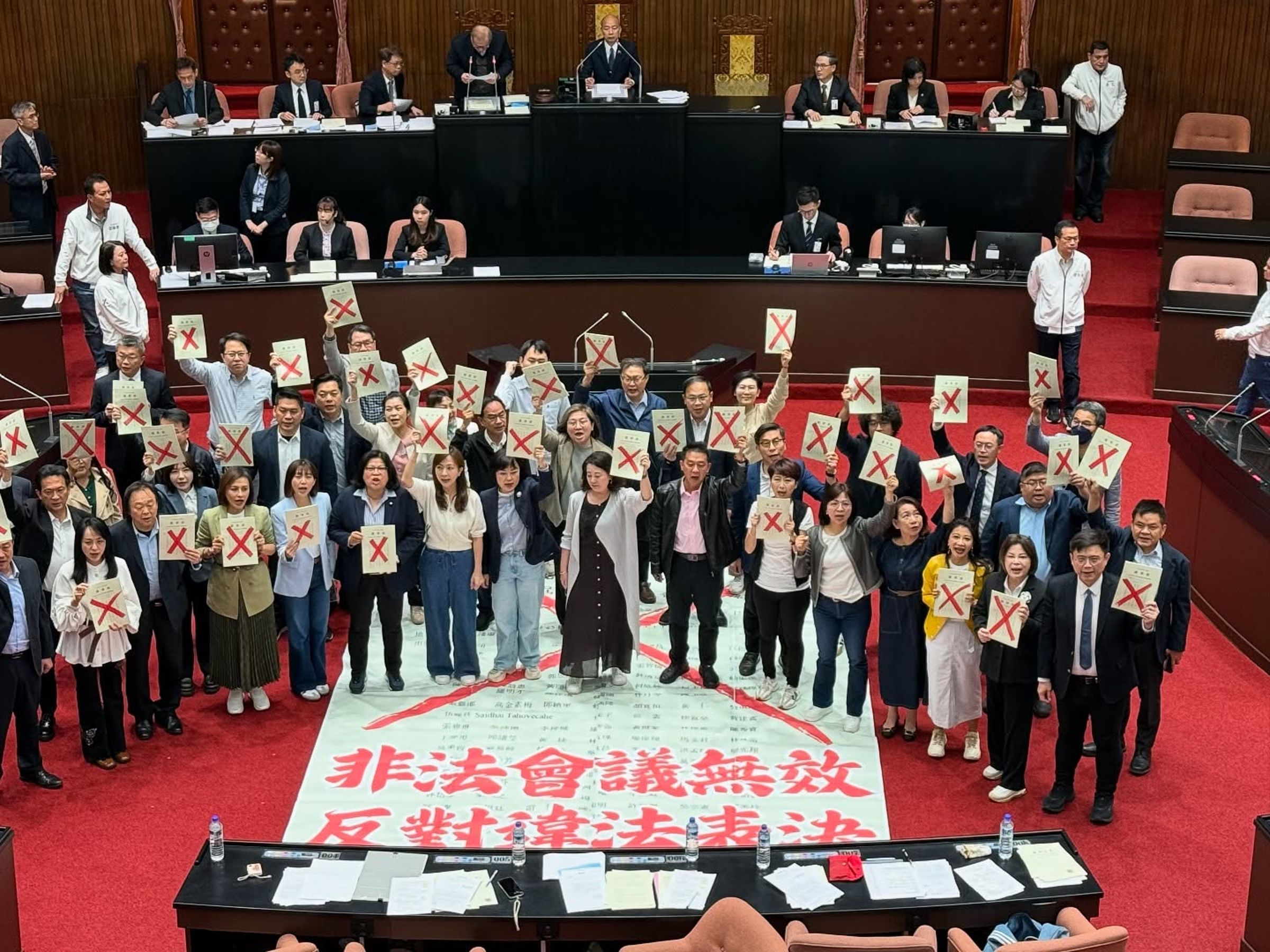 目前共有35名泛藍綠委與14名綠委進入罷免二階連署。(翻攝自臉書@高雄小金剛許智傑)