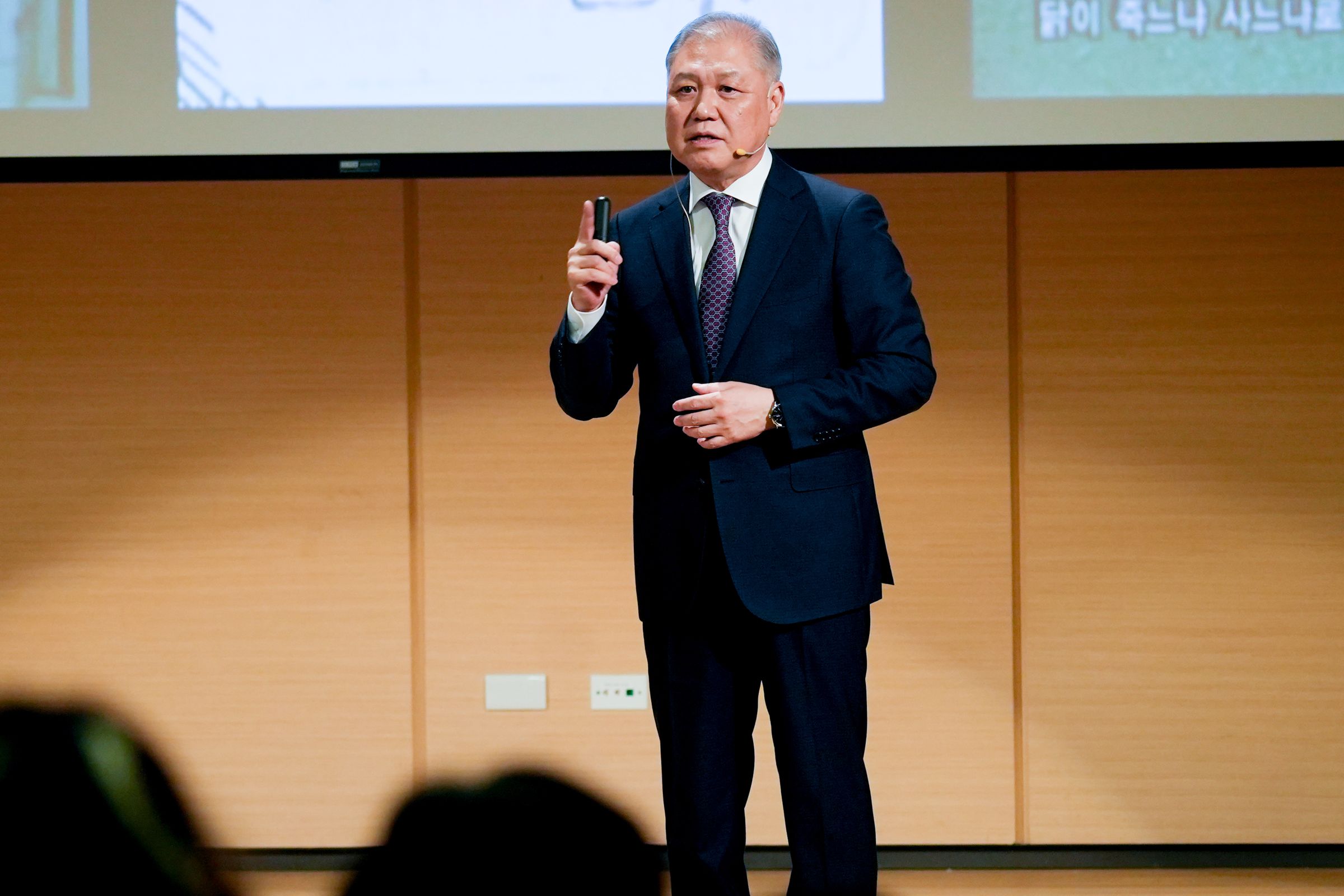 韓國譽為「首席犯罪側寫師」暨韓國首位犯罪學博士的權一容教授，帶來「現代社會犯罪的類型與心理——威脅平凡日常的犯罪演化」分析報告。（鏡文學提供）
