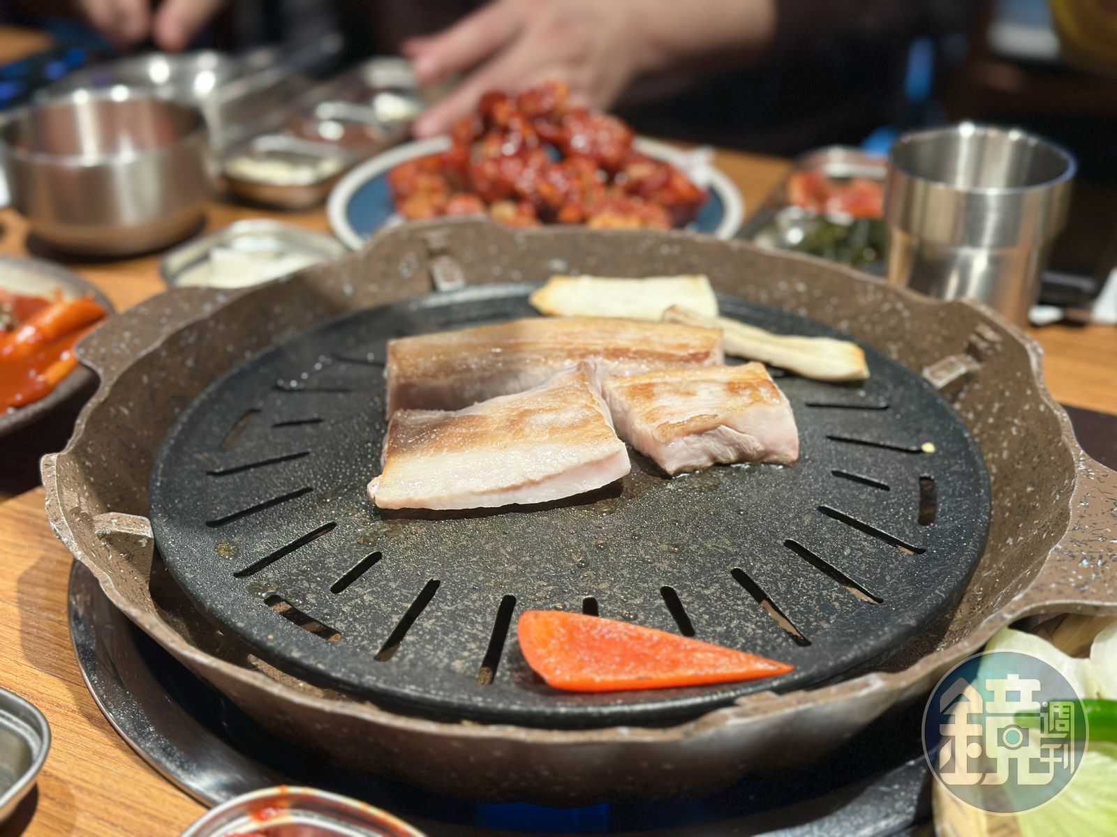 餐廳主打韓式燒肉,會有桌邊燒烤服務,不必自己動手。