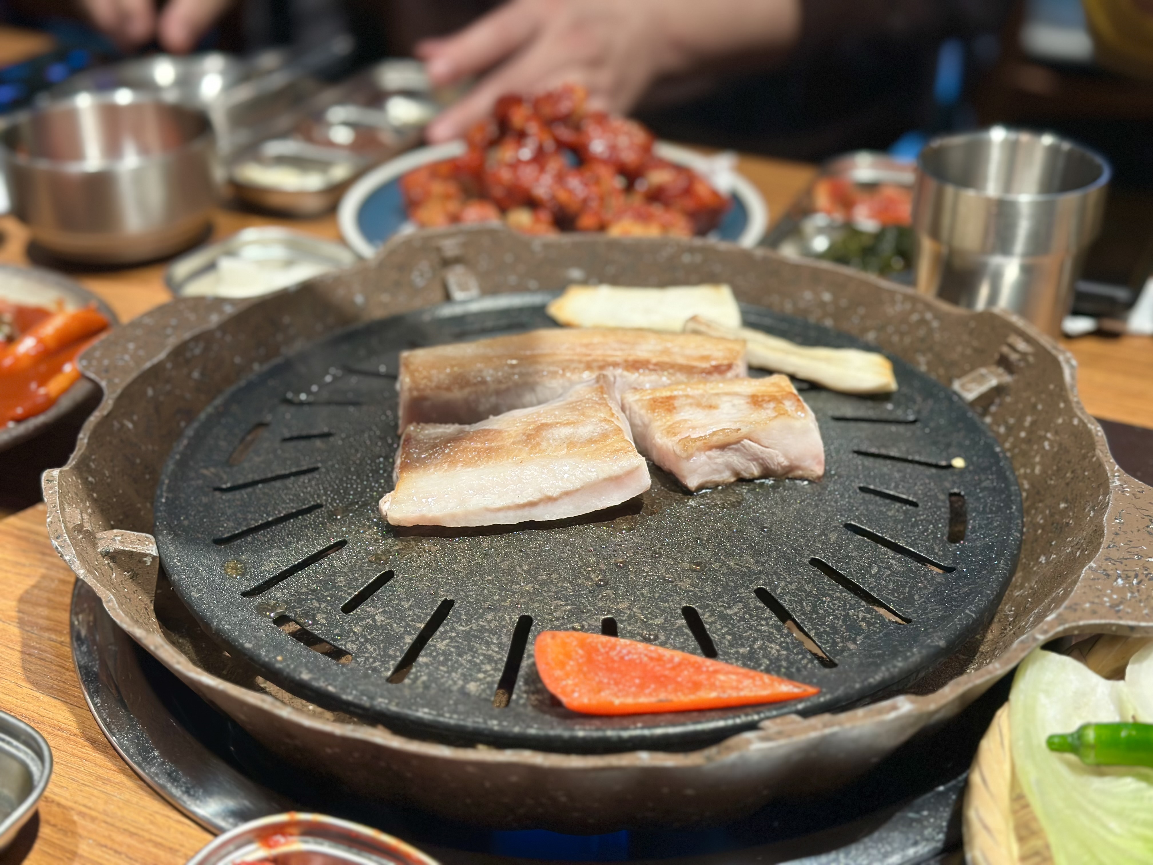 餐廳主打韓式燒肉，會有桌邊燒烤服務，不必自己動手。