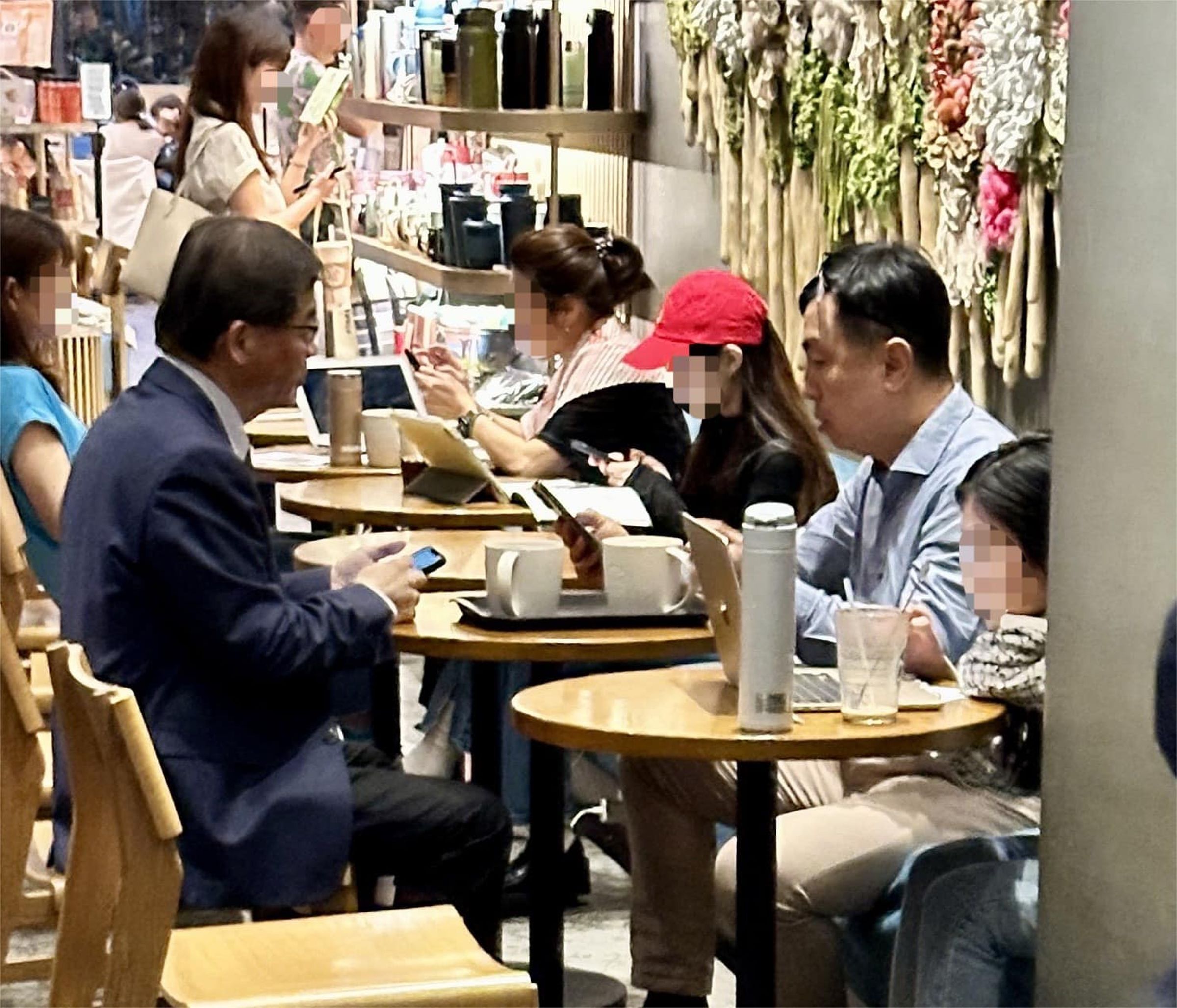 王鴻薇曝光李孟諺遭跟拍照。（翻攝王鴻薇臉書）