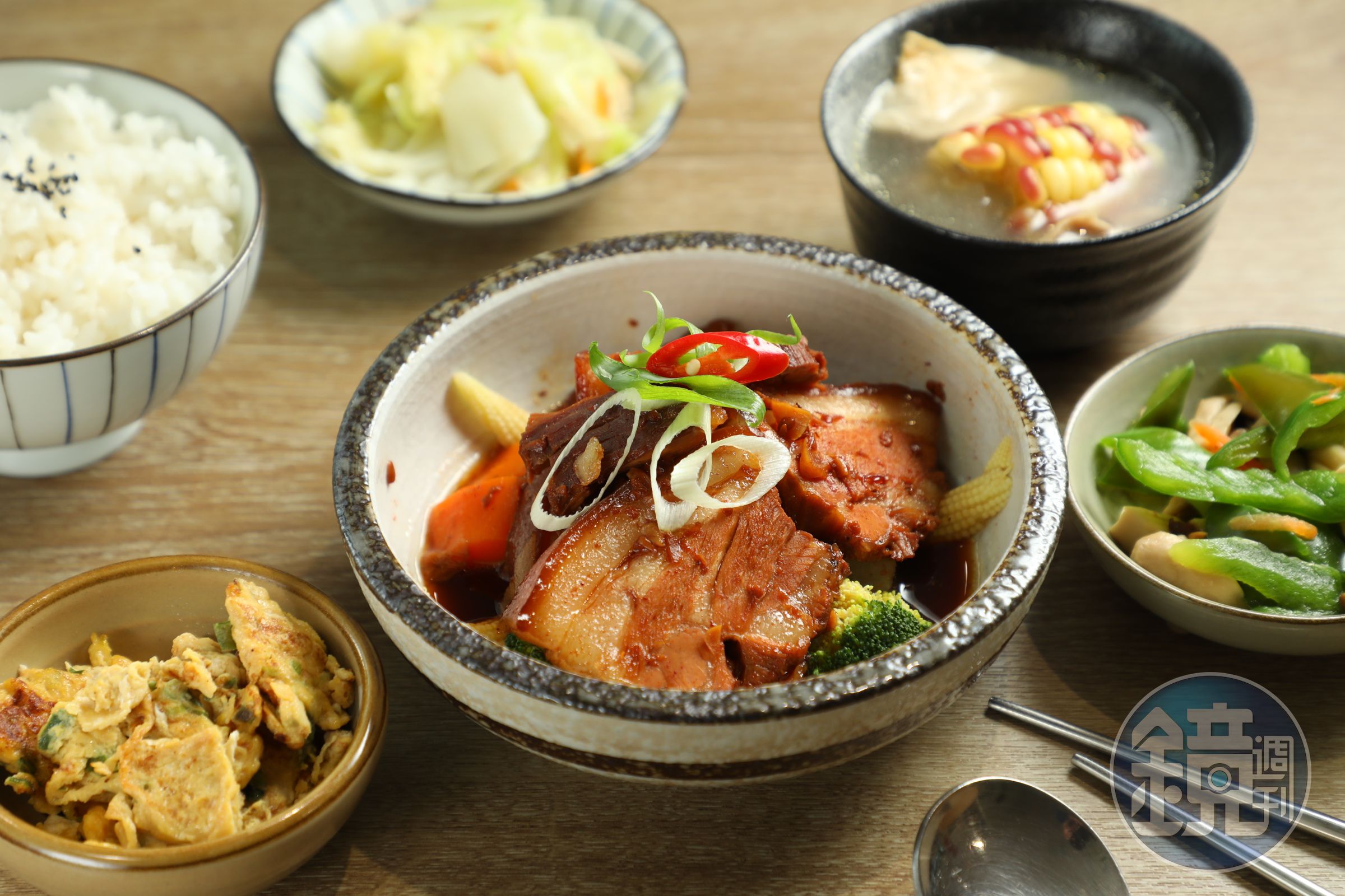 「家的醬香紅燒肉」將五花肉燉至軟嫩入味，很家常的美味，小菜則是選用在地的醜蔬果製作。（260元／份）