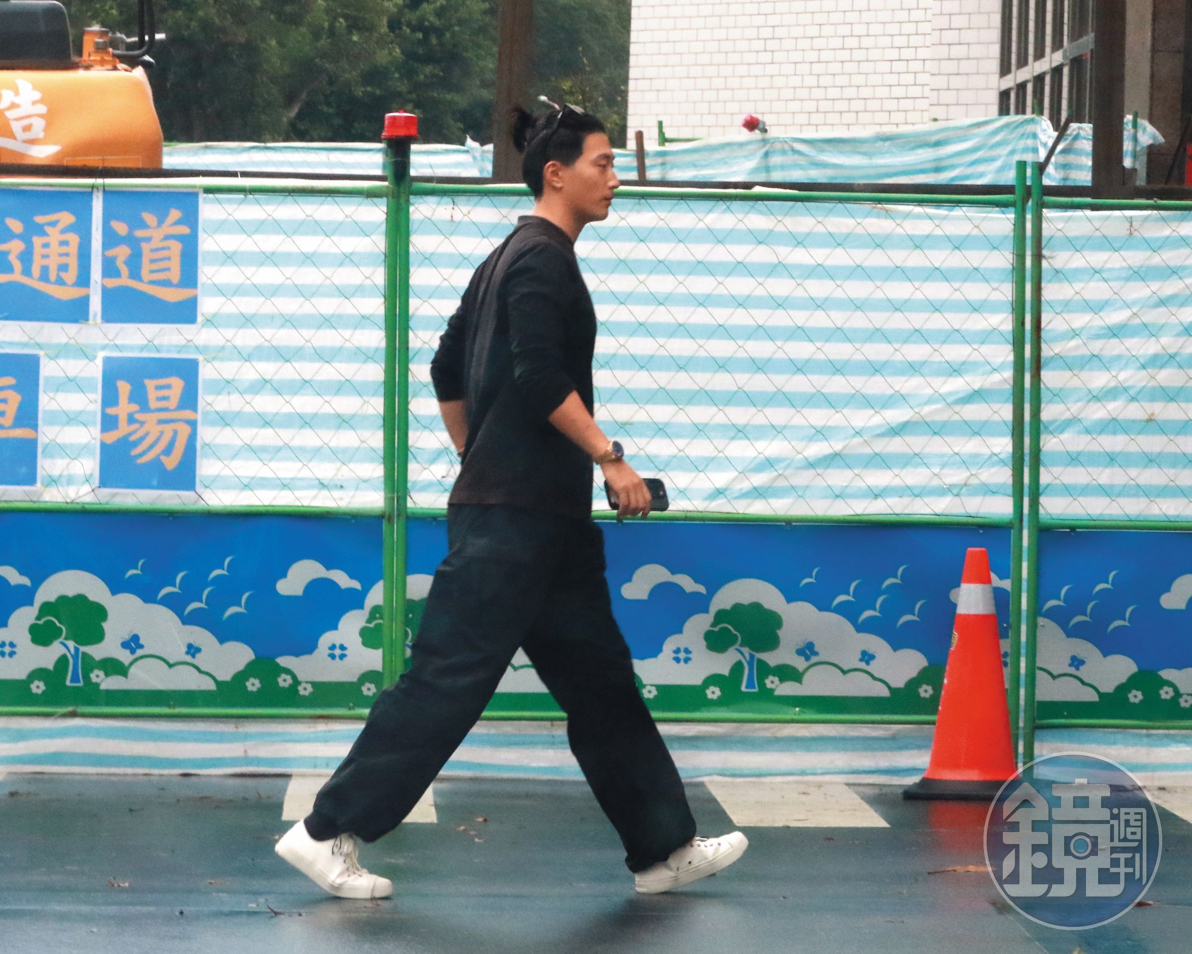 10/23 14:02 載到振興醫院，竇驍獨自下車走進去。
