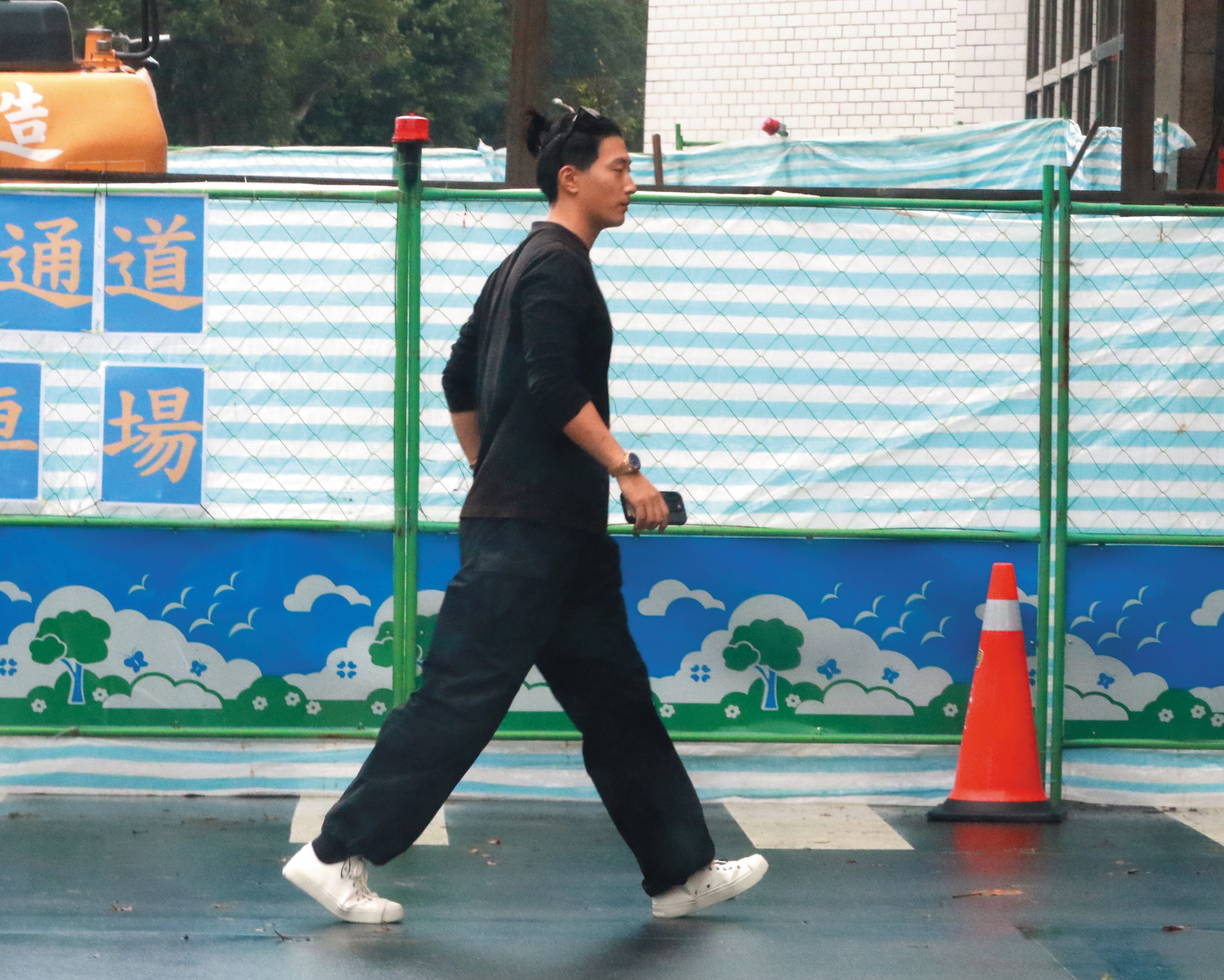 14:02 載到振興醫院，竇驍獨自下車走進去。