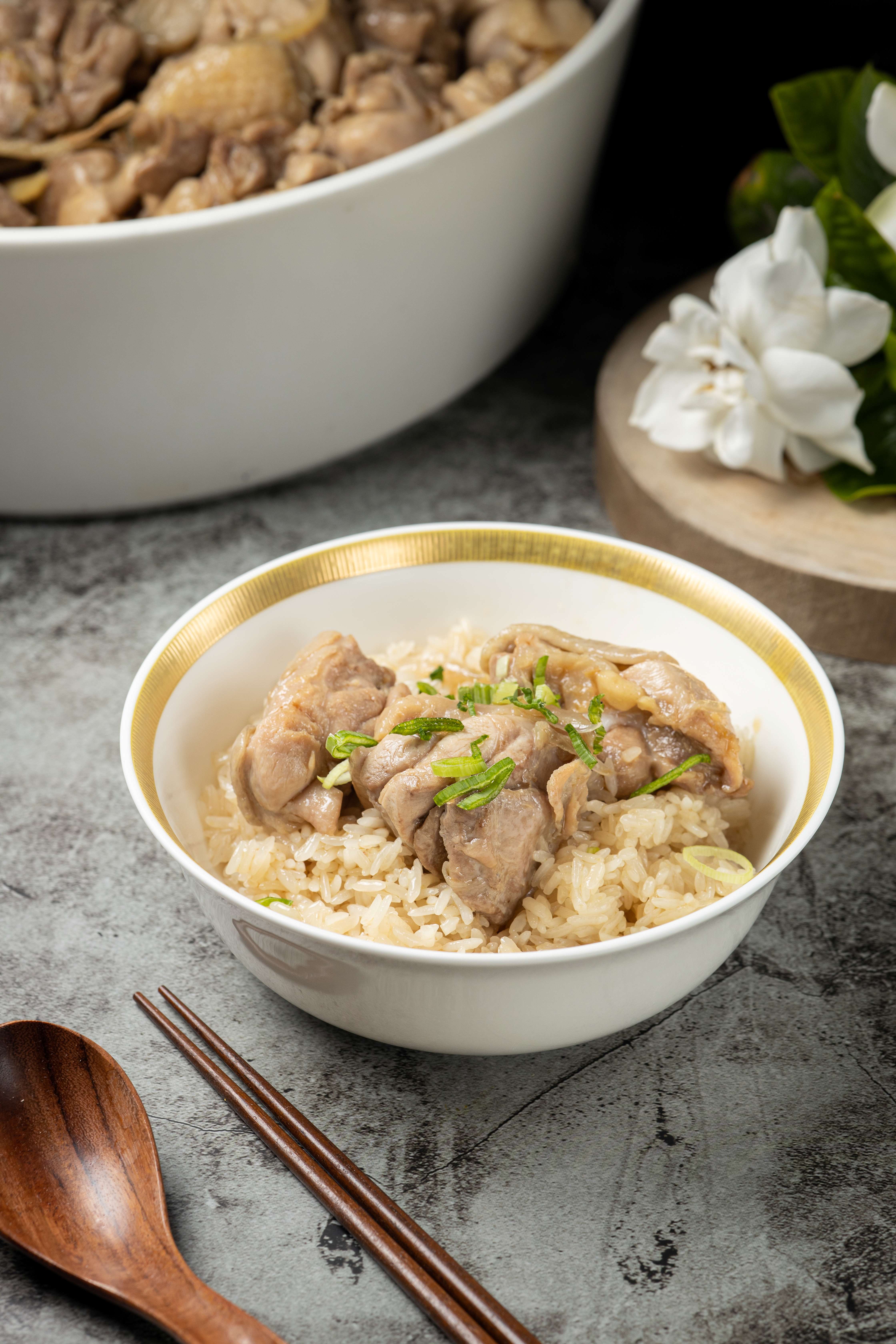 麻油雞飯雞肉鮮嫩、薑酒味濃，適合和親朋好友一起享用，加熱後依然美味，是極受歡迎的年菜選擇。（鄭祺耀、何宗昇攝）