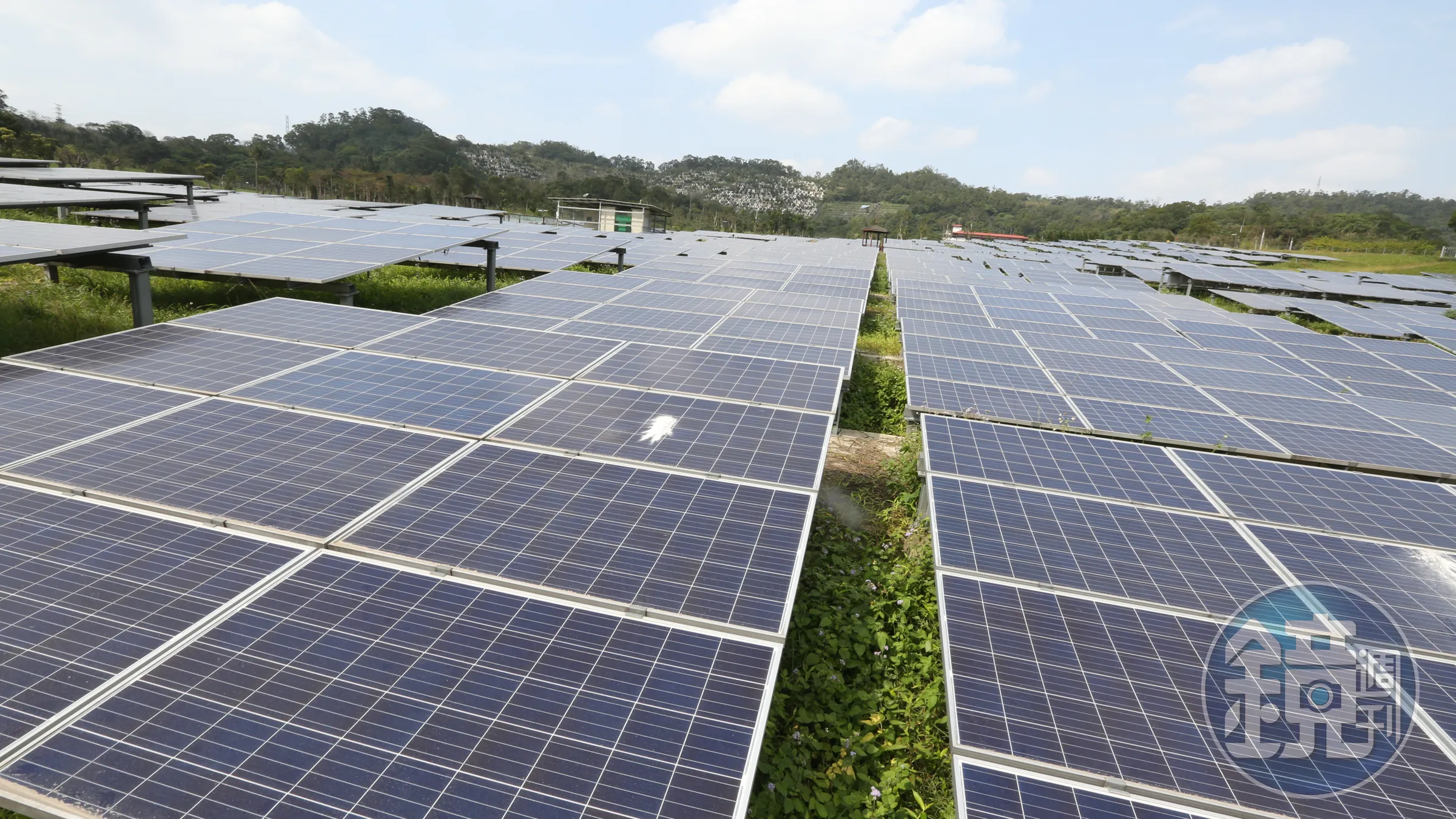 今年多起颱風造成斷電危機，儲能設備越發重要。（本刊資料照）