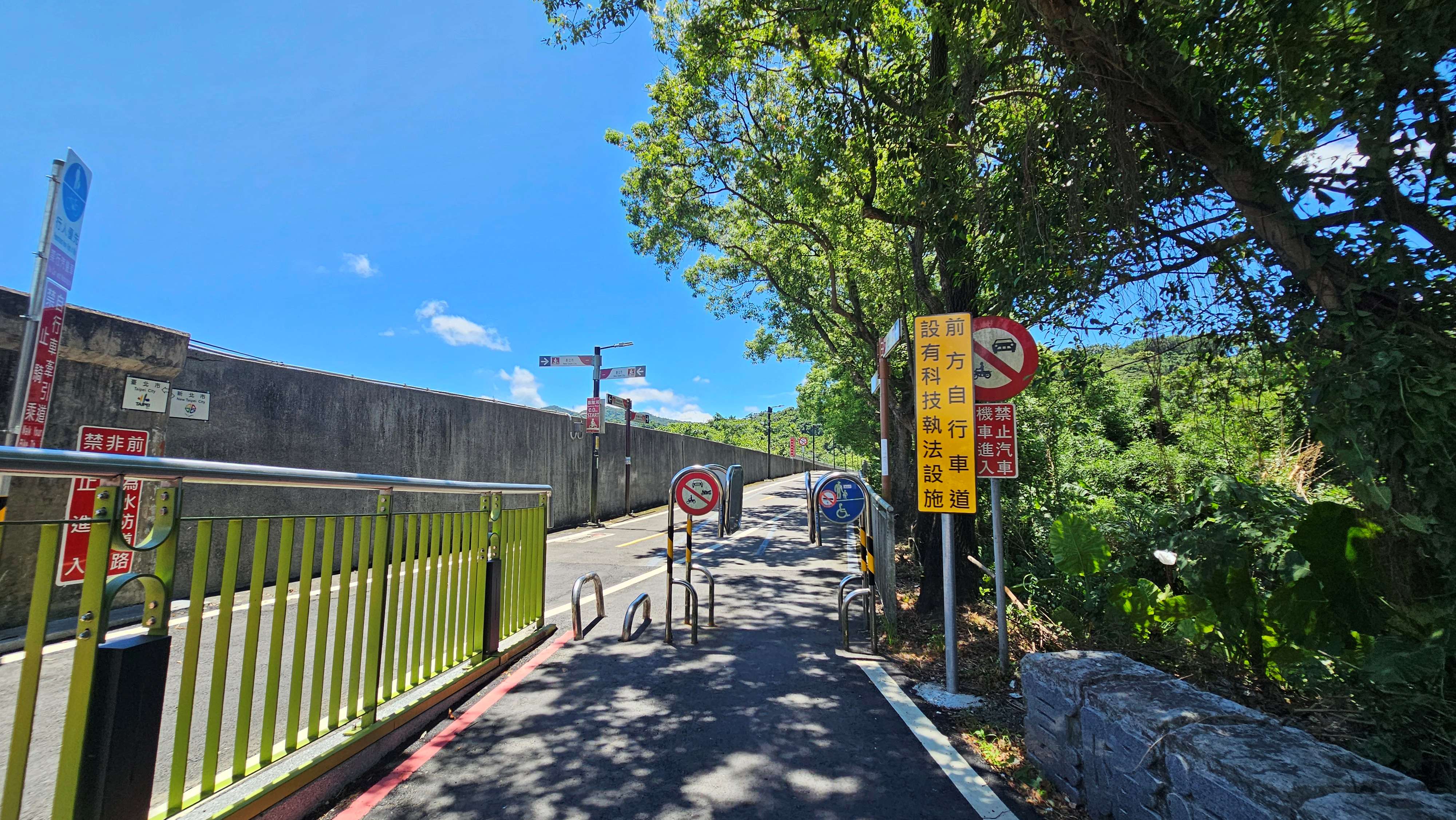 新北市8月10日起將於5處河濱新設科技執法點。圖為汐止大坑溪自行車道入口。（新北市府提供）