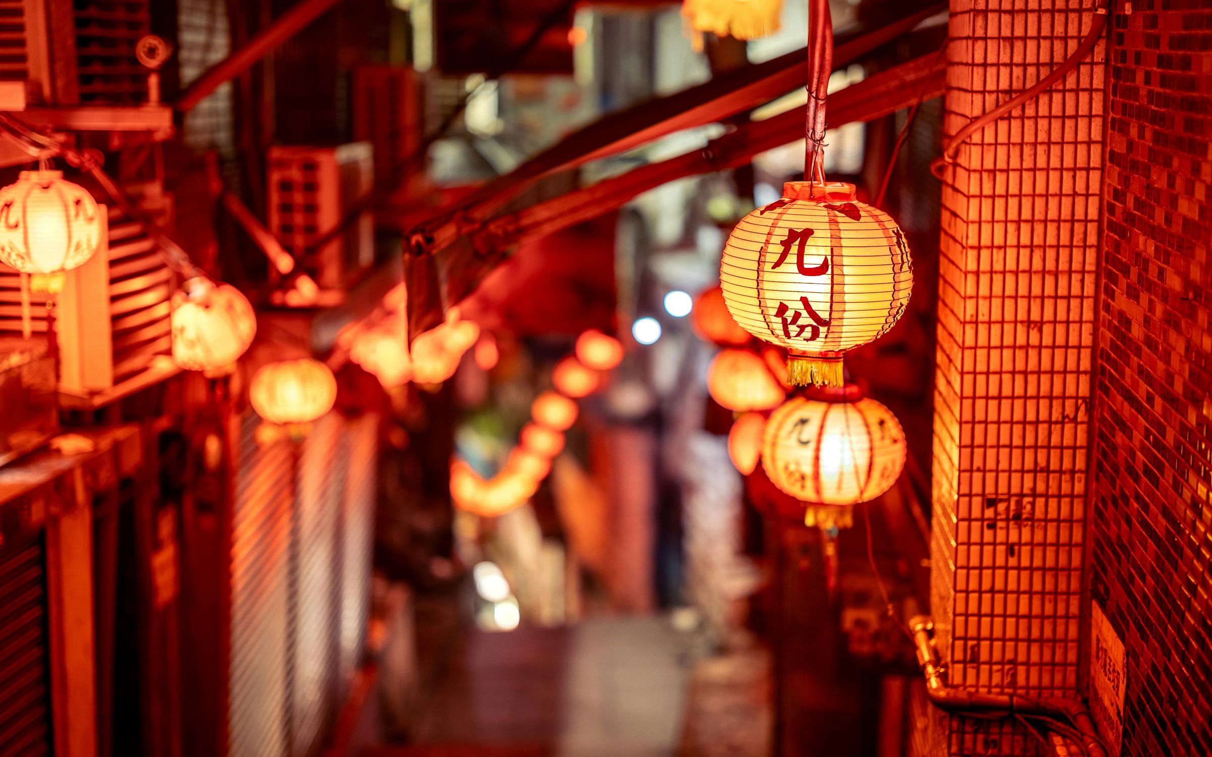 交通部觀光署計畫4月推出五大平日國旅補助方案,圖為新北九份。(取自Pexels)