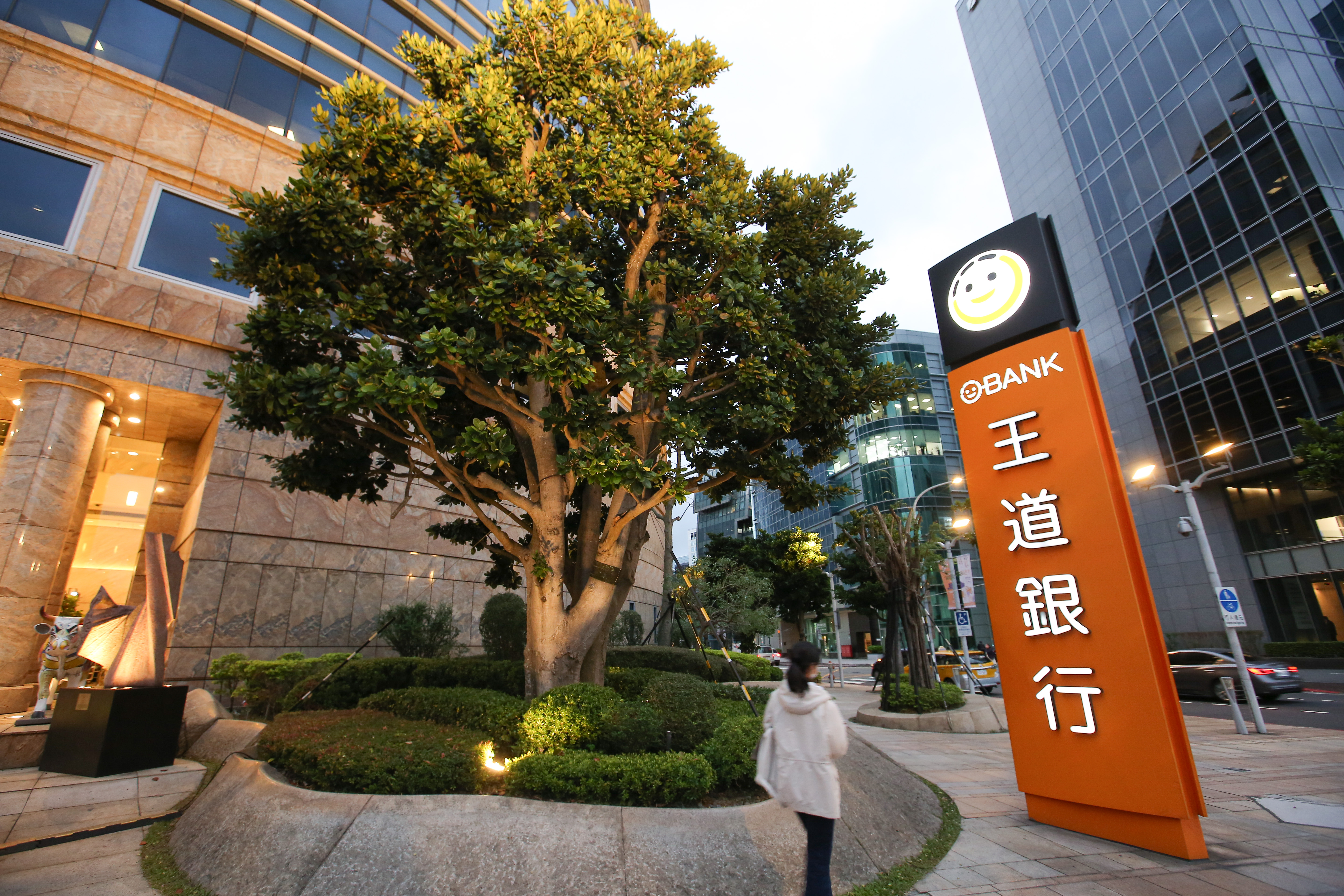 王道銀在金控當道下，小而美但國際表現亮眼。