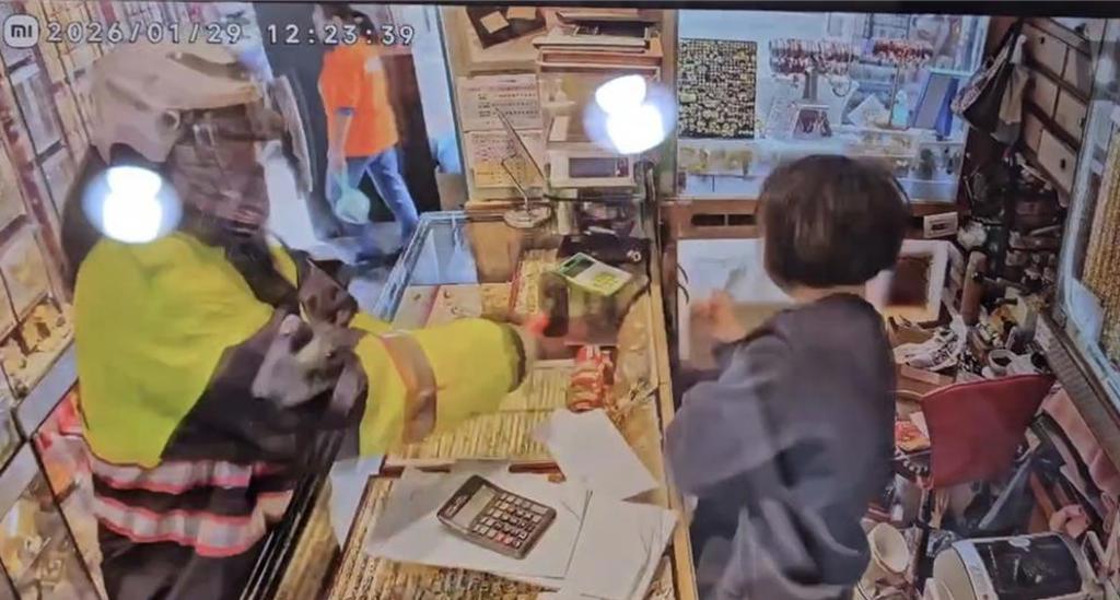 蔡姓男子日前穿著「警察」字樣雨衣，假冒警察闖入銀樓，突然持橡膠鐵鎚朝老闆娘一陣痛毆，逃亡2天後，今在土城被逮。（翻攝畫面）