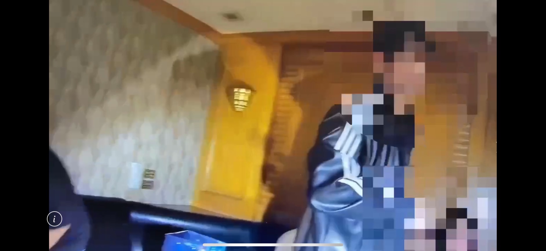 警方獲報進入包廂,見修杰楷左眼擦傷。(翻攝畫面)