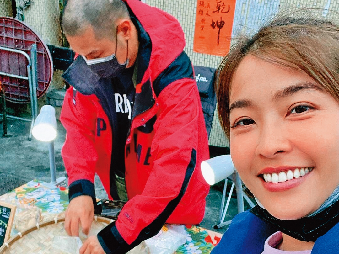 小嫻和金剛(左)熱戀時,曾一起在墾丁擺攤賣雞翅。(翻攝自小嫻IG)