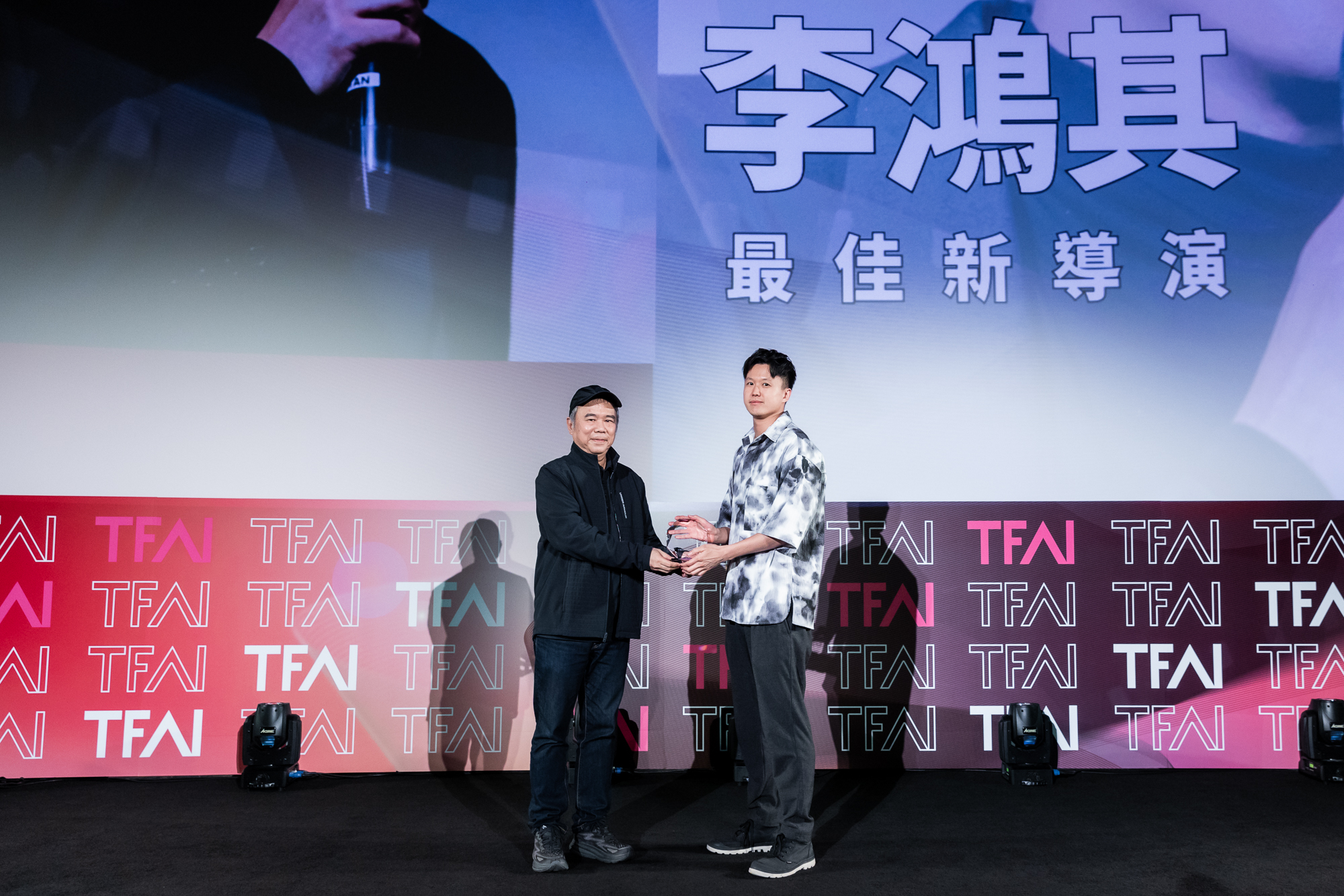 陳玉勳導演頒發「最佳新導演獎」,由《愛是一把槍》的製片廖哲毅代導演李鴻領獎發言。(國家影視聽中心提供)