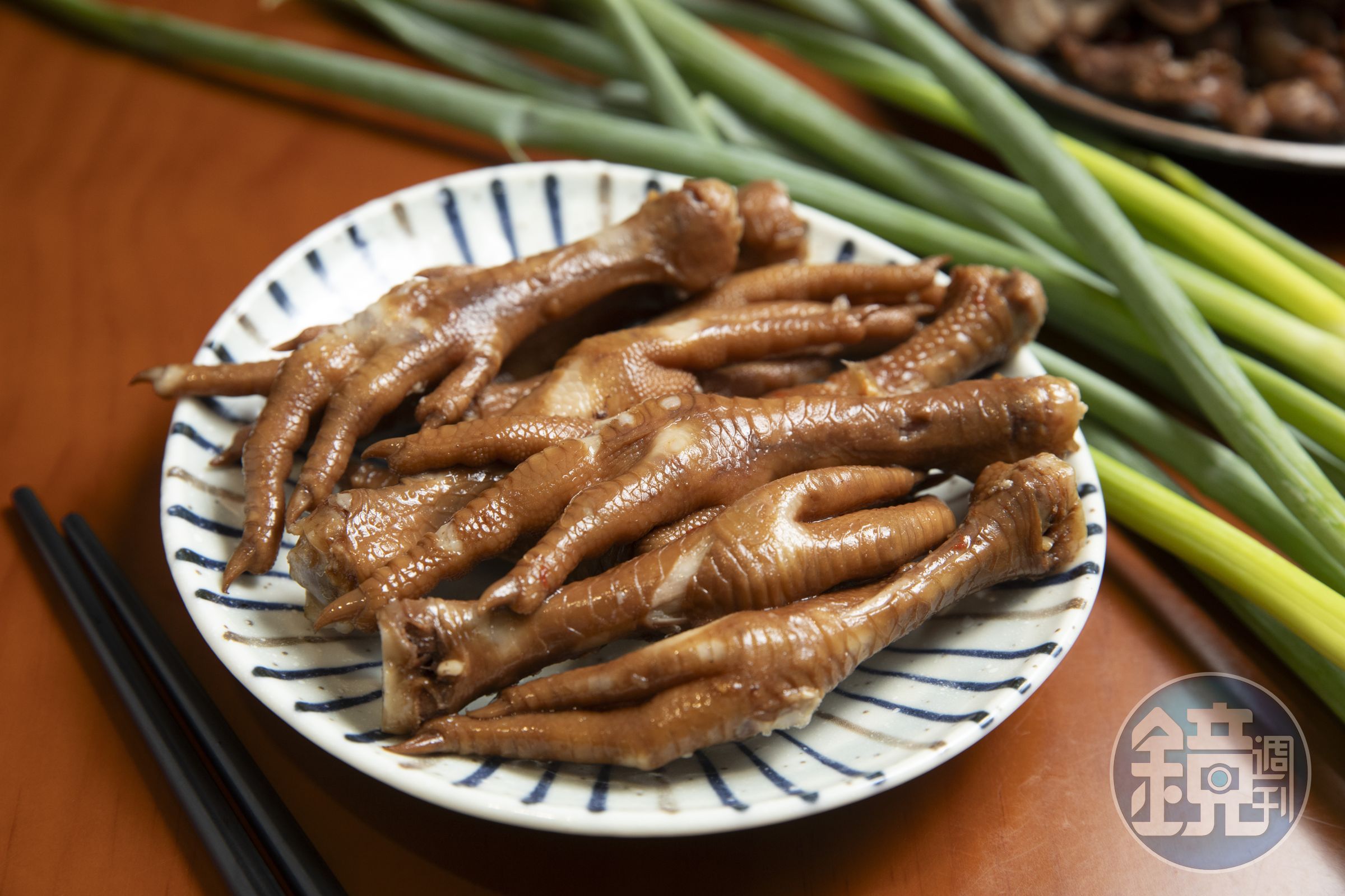東海蓮心冰雞爪凍的雞爪凍滷到輕輕吸吮就骨肉分離，連骨頭都入味。（45元/盒）