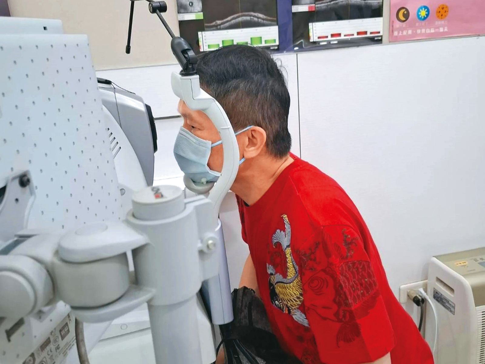 去年秦楊因右眼中風差點失明。 (秦楊提供)