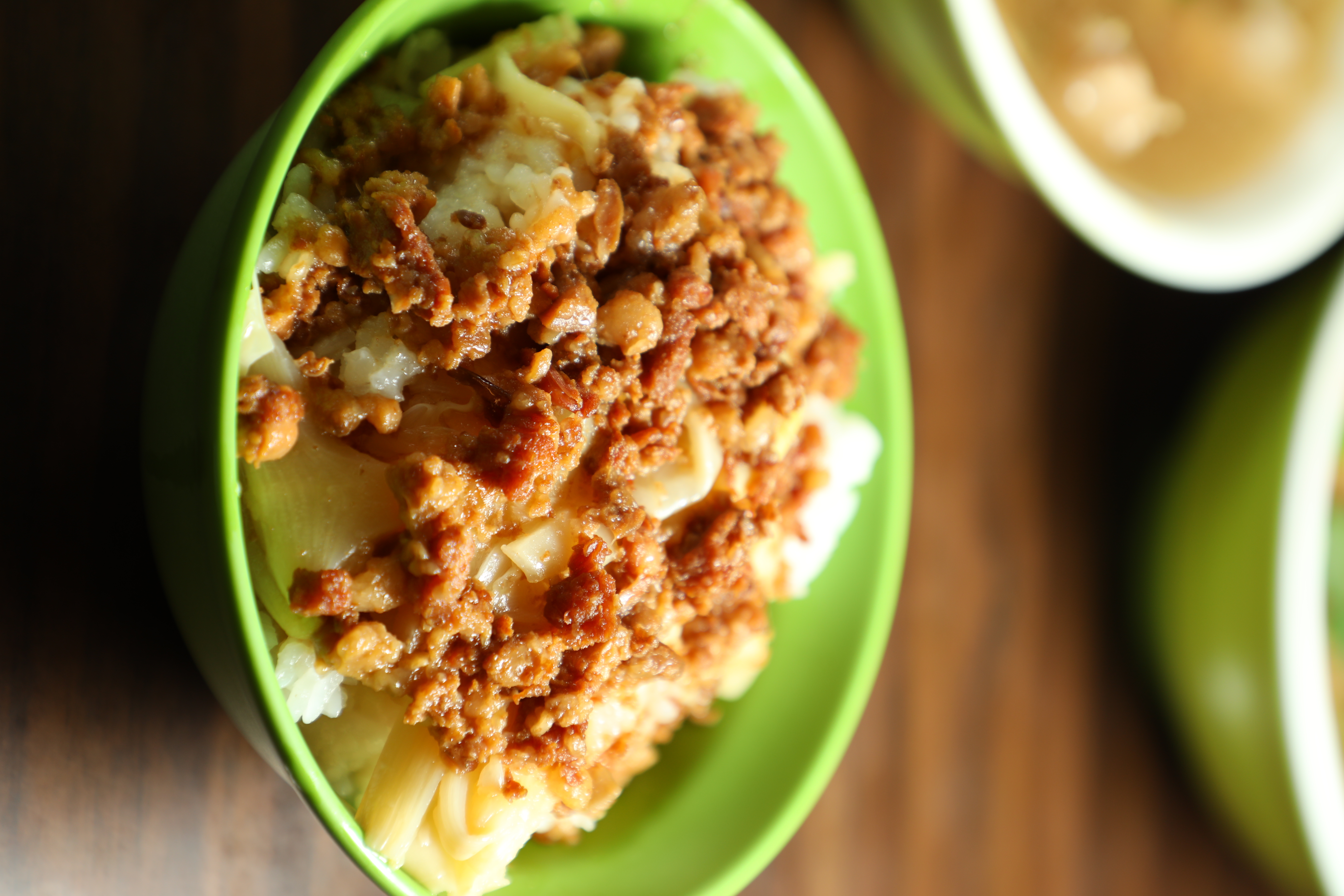 「魯肉飯」下面墊著筍絲,是他家的一大特色。(35元/碗)