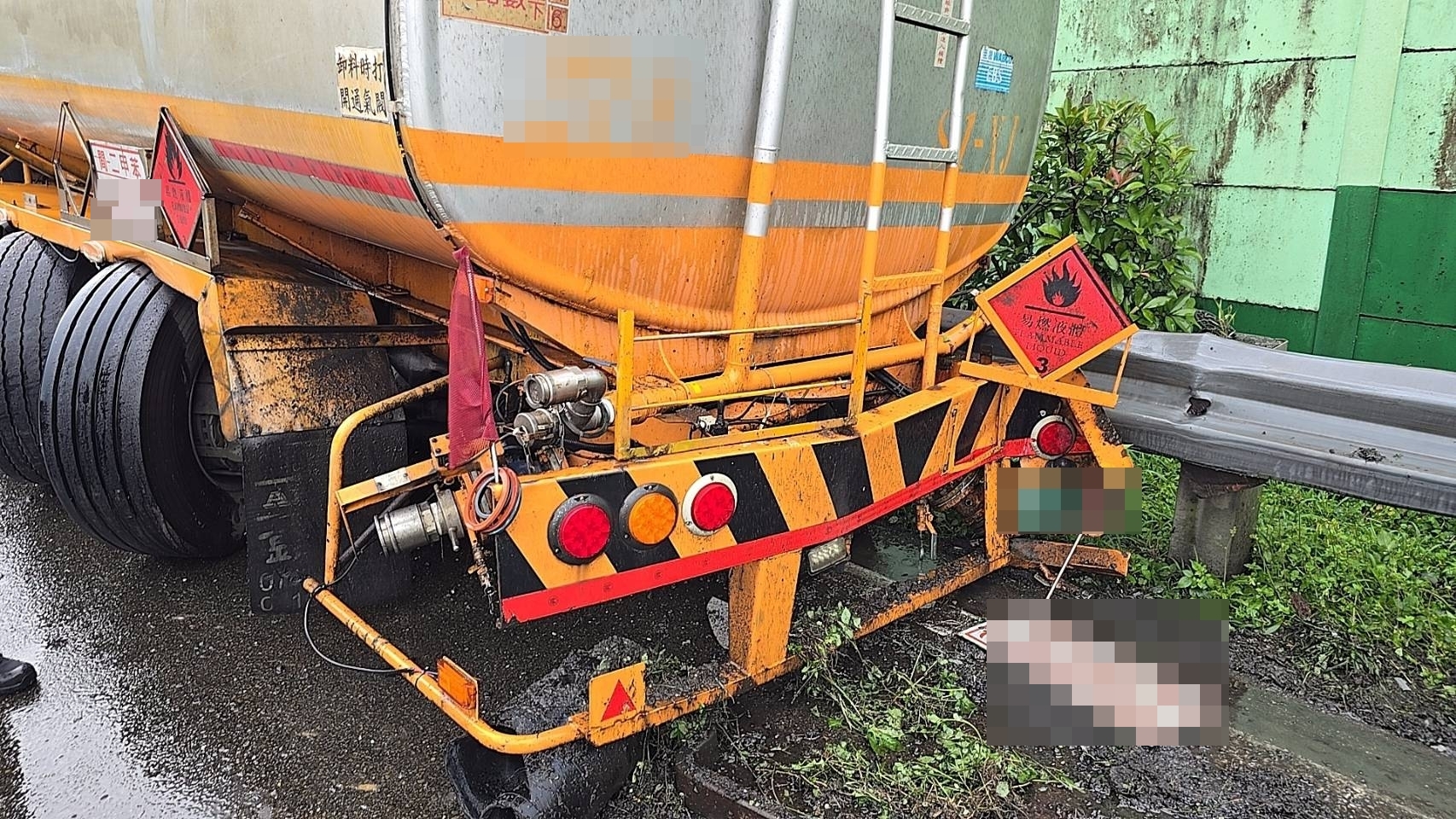 聯結車擦撞護欄,造成車牌掉落,也發生爆胎動彈不得。(翻攝畫面)