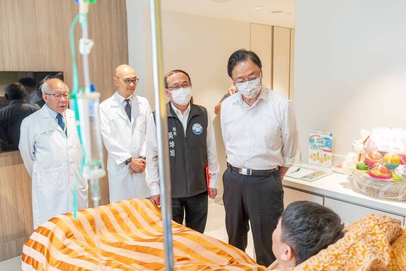 桃園市長張善政（左4）由市警局長吳坤旭（左3）陪同慰問楊梅中彈的陳姓偵查佐。（桃園市政府提供）