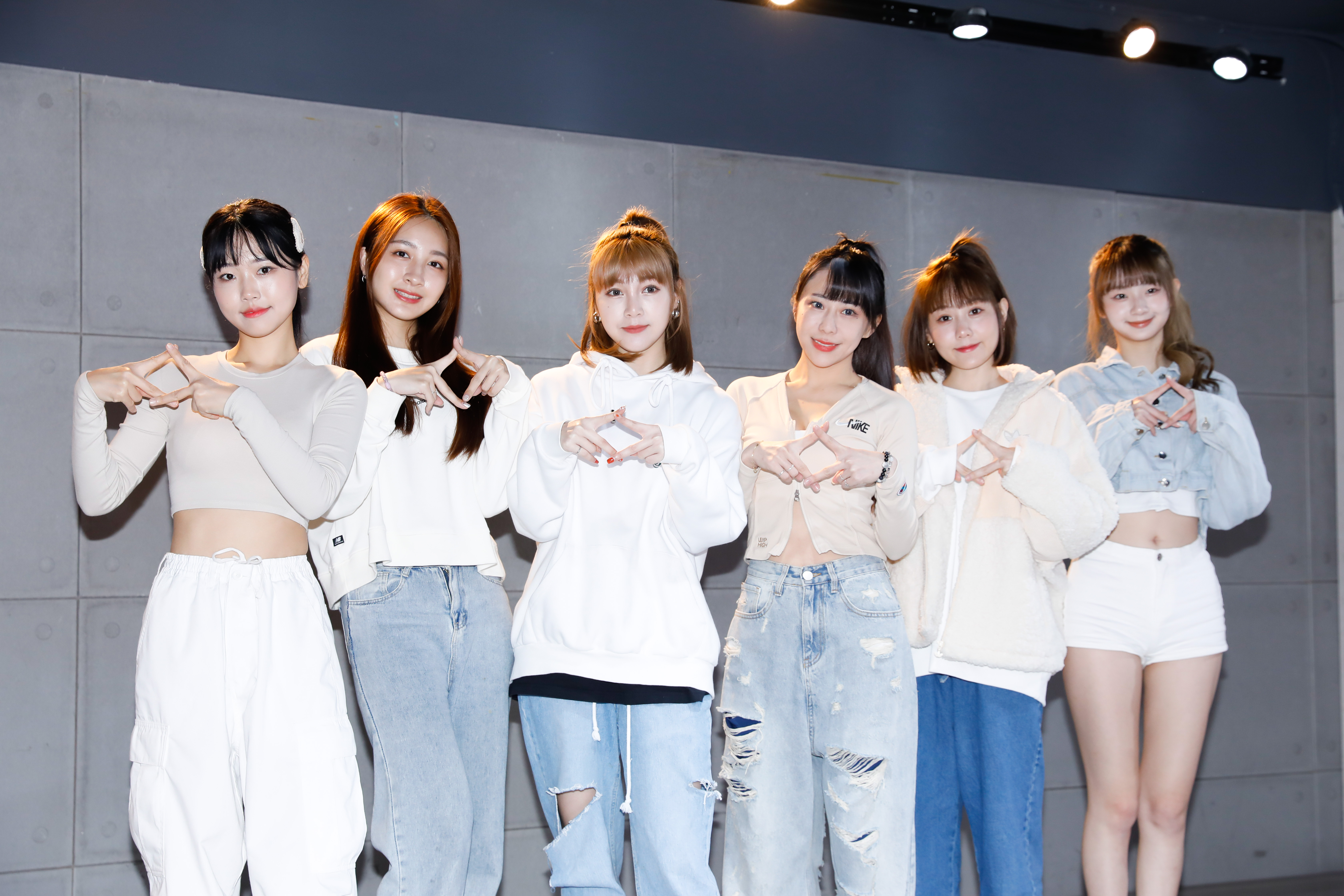 Judy（左起）、于齊薇、草莓、梓梓、畇二、珮含為了總冠軍賽進行彩排。