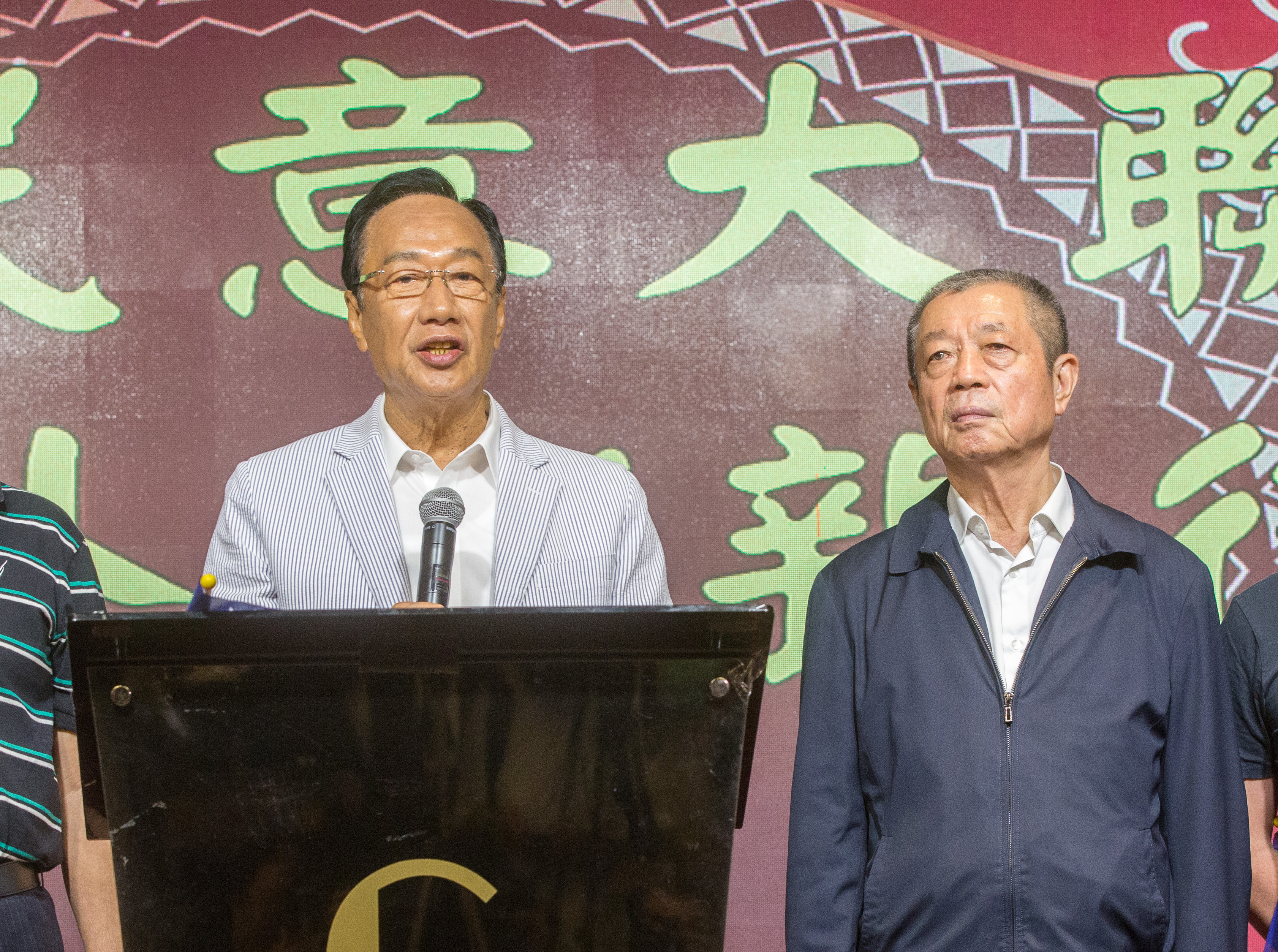 屏東議長周典論（右）地方政治實力雄厚，也讓專案小組辦案時格外謹慎。