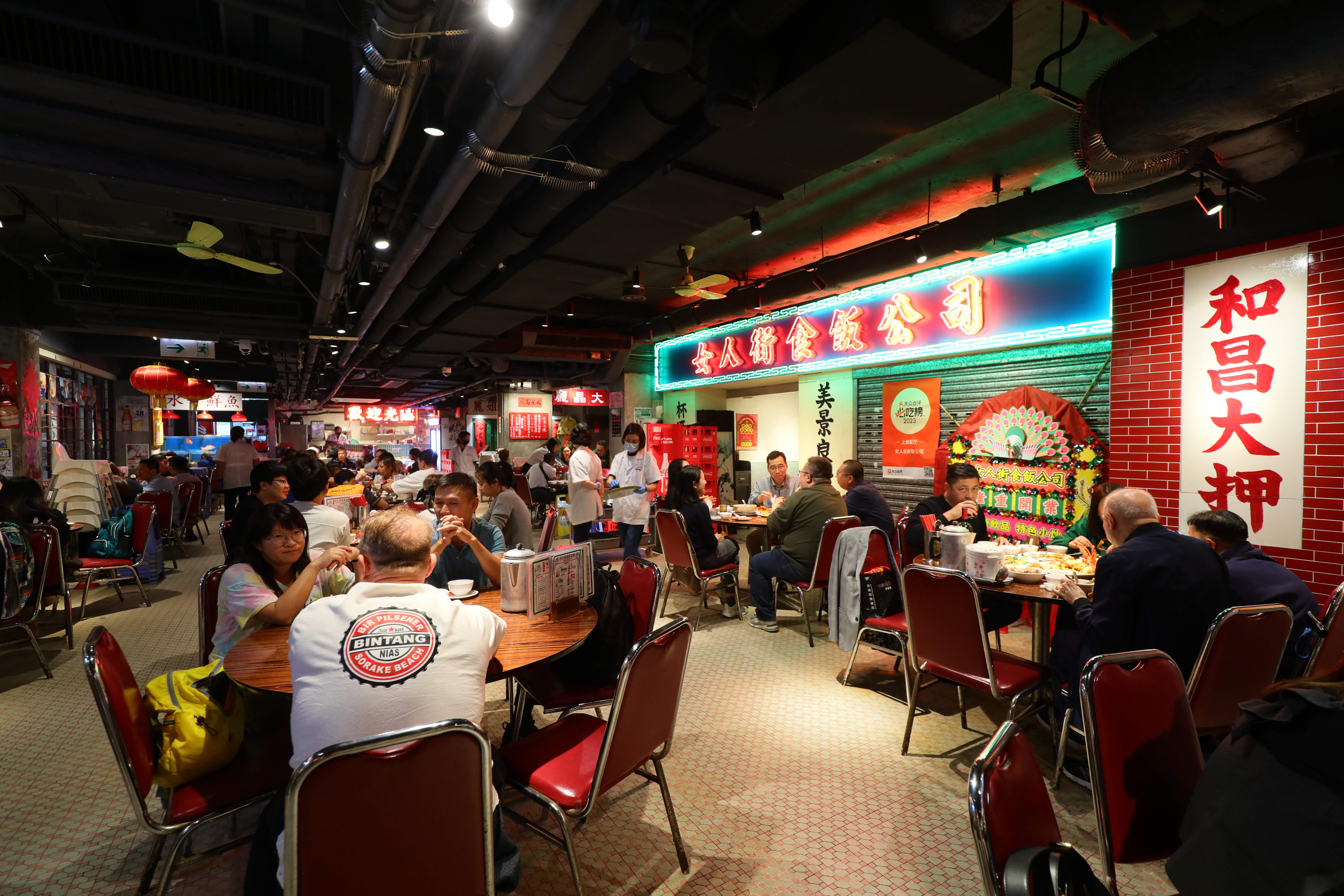 坐在電影場景裡吃宵夜，是到香港旅行必做的一件事。