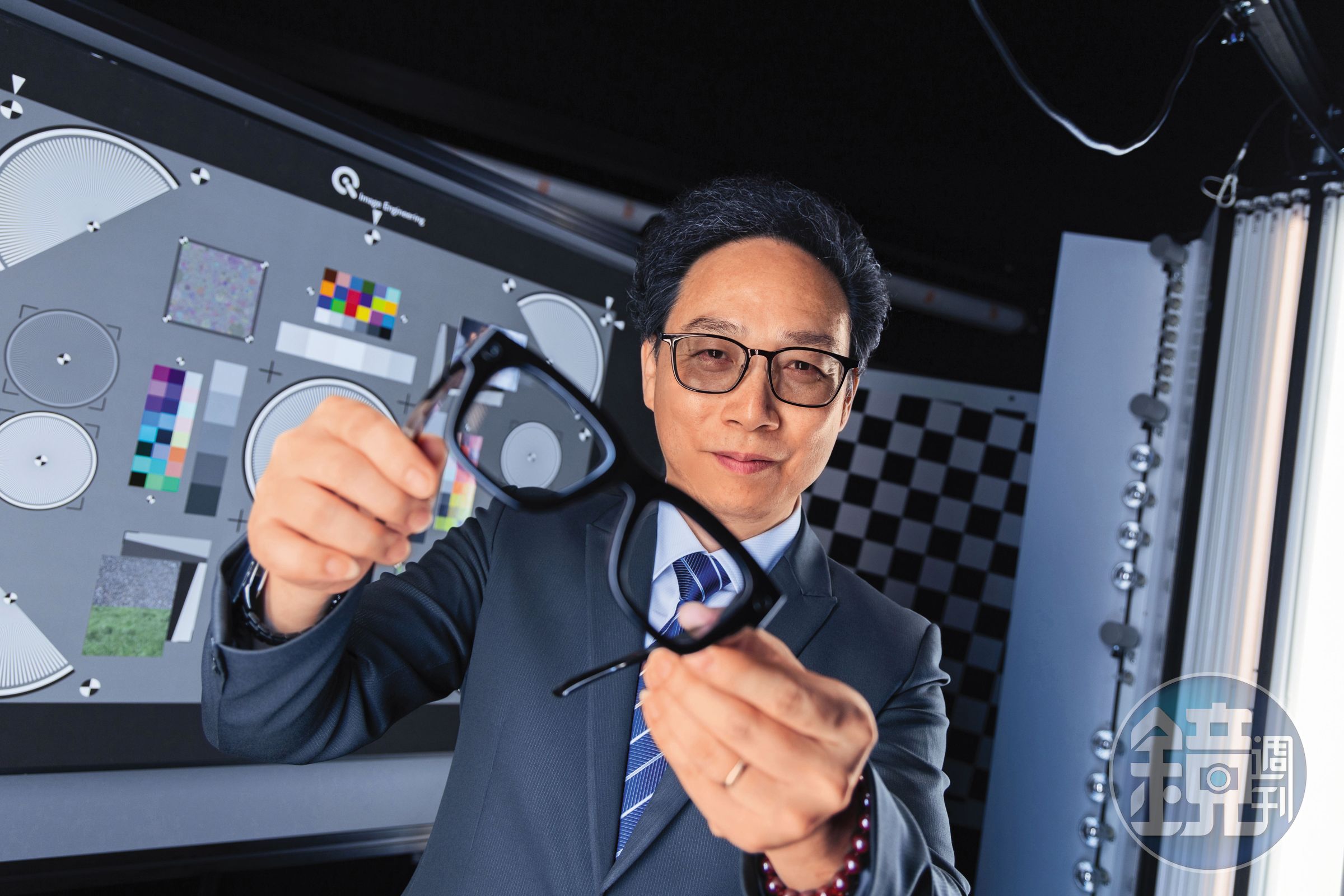 2023年和亞推出的AR精準對位檢測方案,獲美系客戶採用。石文機拿出一副AR眼鏡說:「聰明的眼睛,應用面可以無限延伸。」