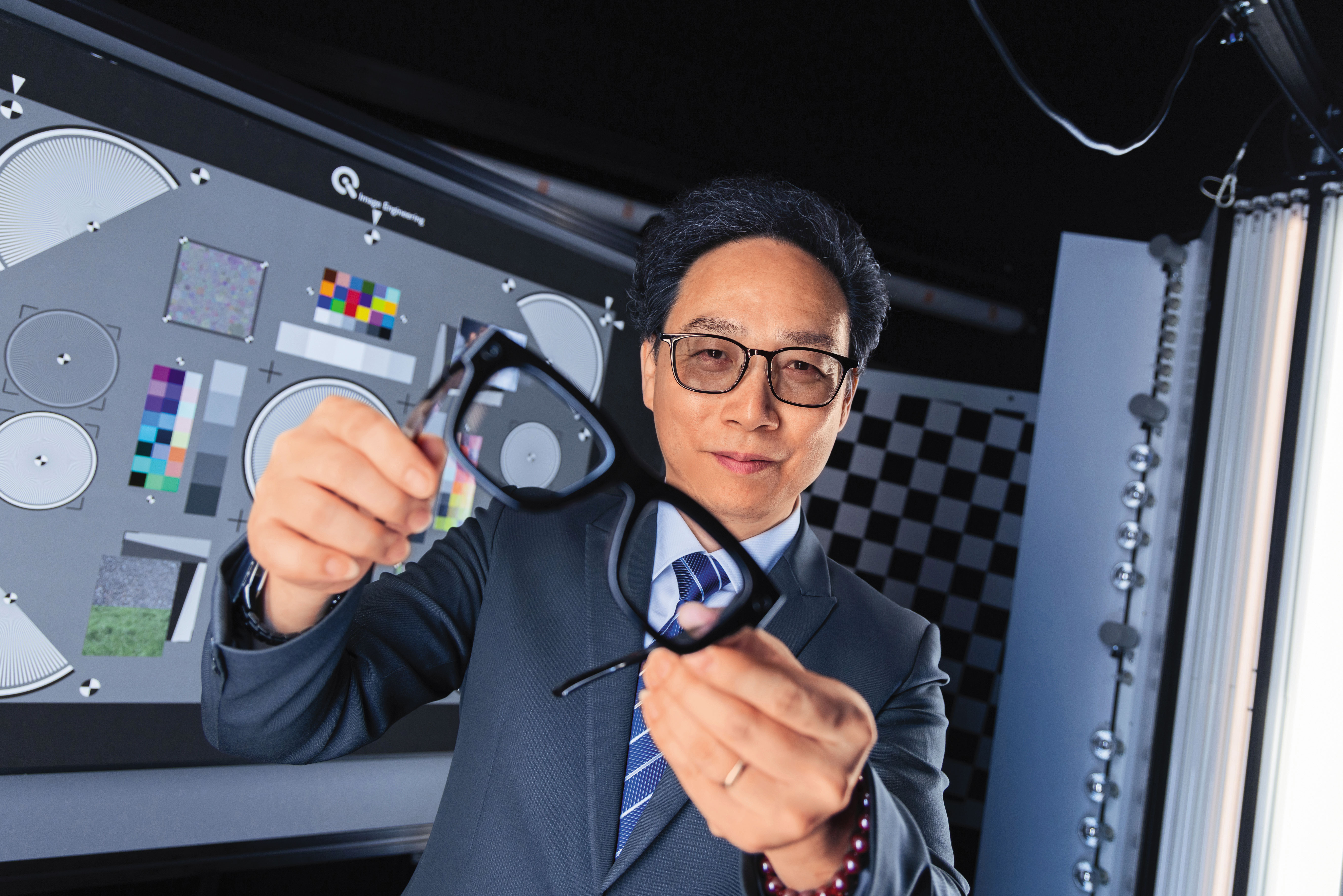 2023年和亞推出的AR精準對位檢測方案,獲美系客戶採用。石文機拿出一副AR眼鏡說:「聰明的眼睛,應用面可以無限延伸。」