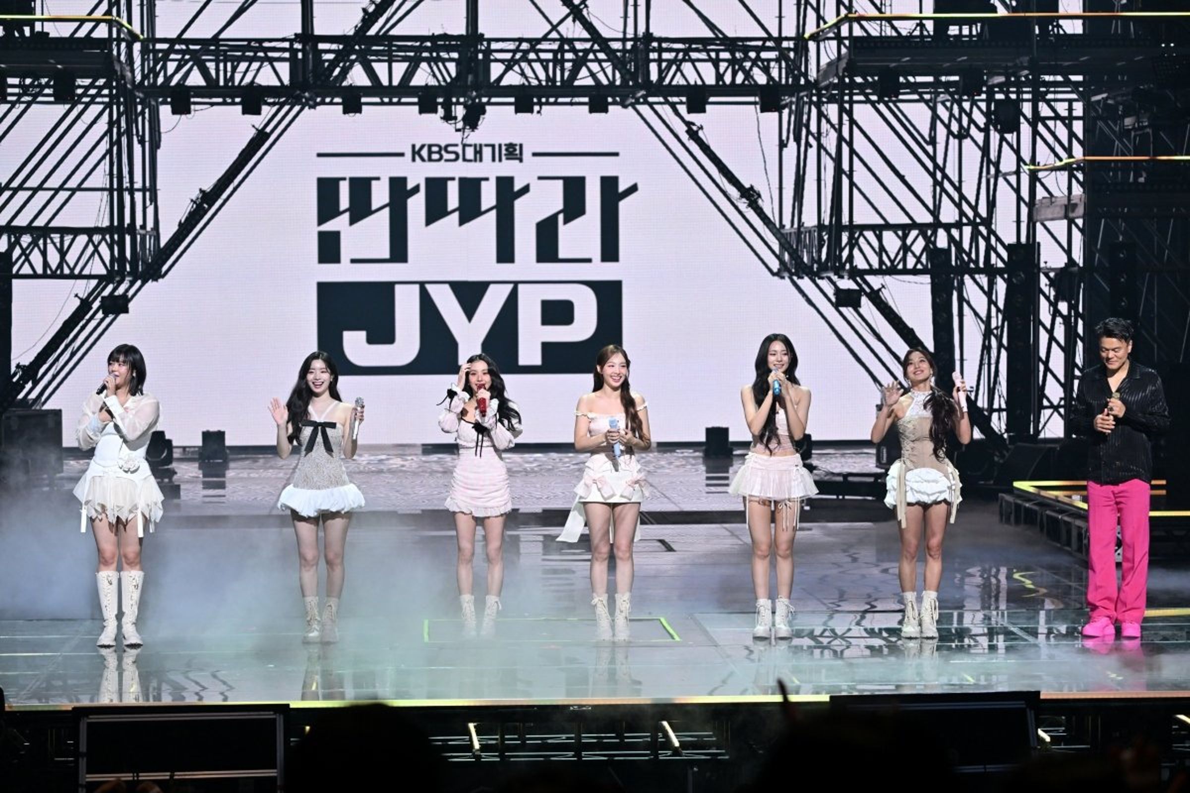 朴軫永不但為TWICE伴奏〈Feel Special〉,還和她們一起大跳〈What is Love〉,引起全場尖叫。(翻攝iMBCnews X)