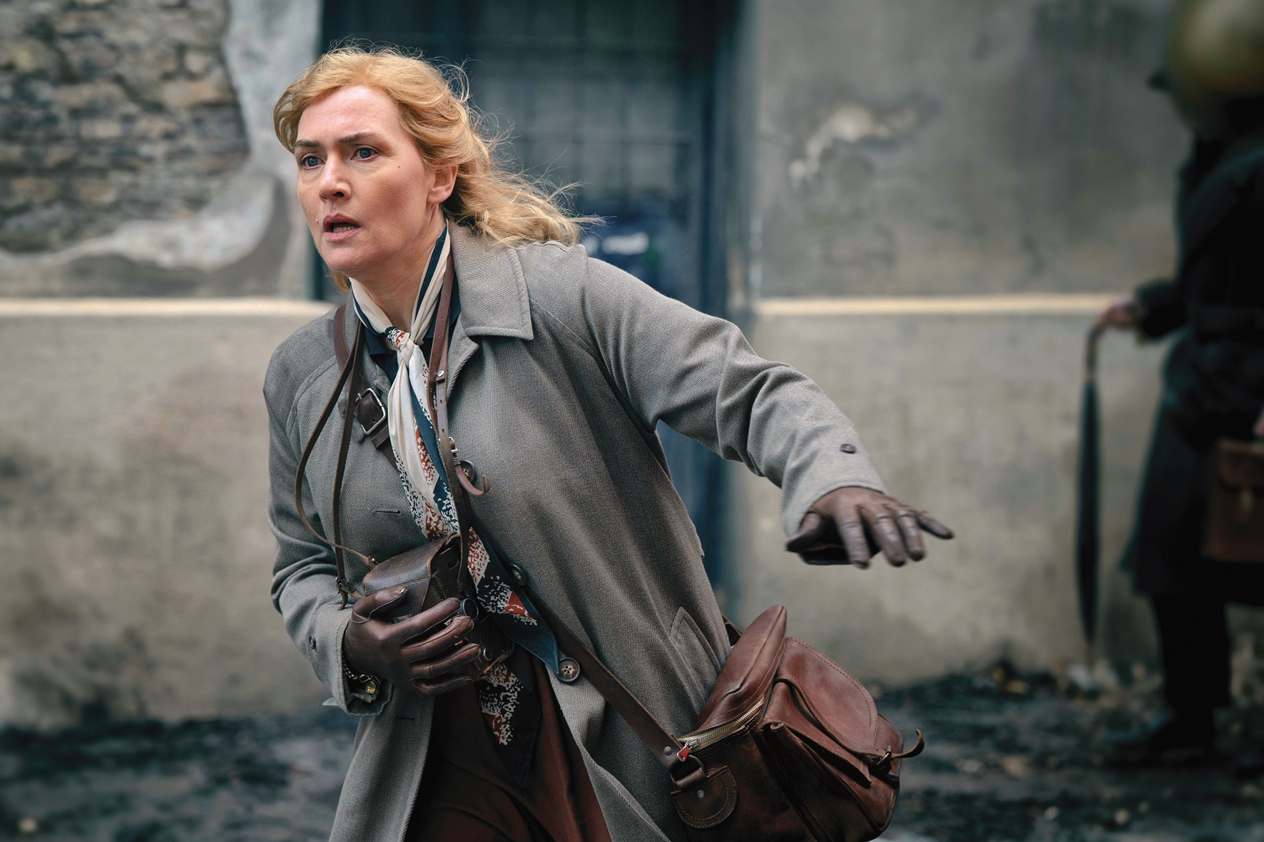 凱特溫絲蕾詮釋傳奇攝影師「黎米勒」，她身兼製片，自掏腰包發劇組薪水，還拍到椎間盤破裂。（采昌提供）