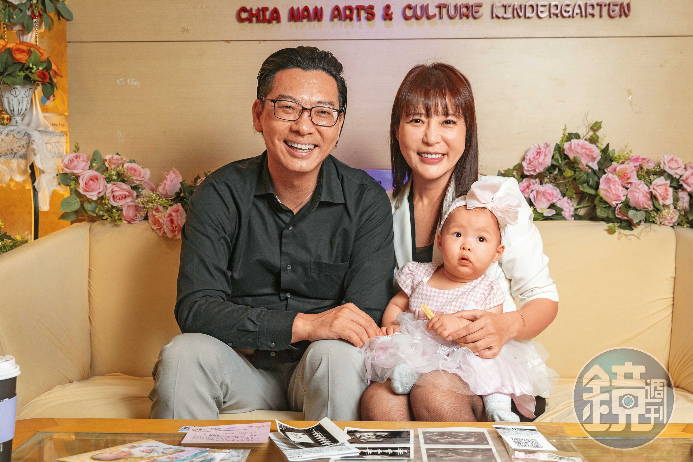 陳雅薇(右)與丈夫賴建平(左)認識3個月閃婚,今年初迎來寶貝女兒樂樂。
