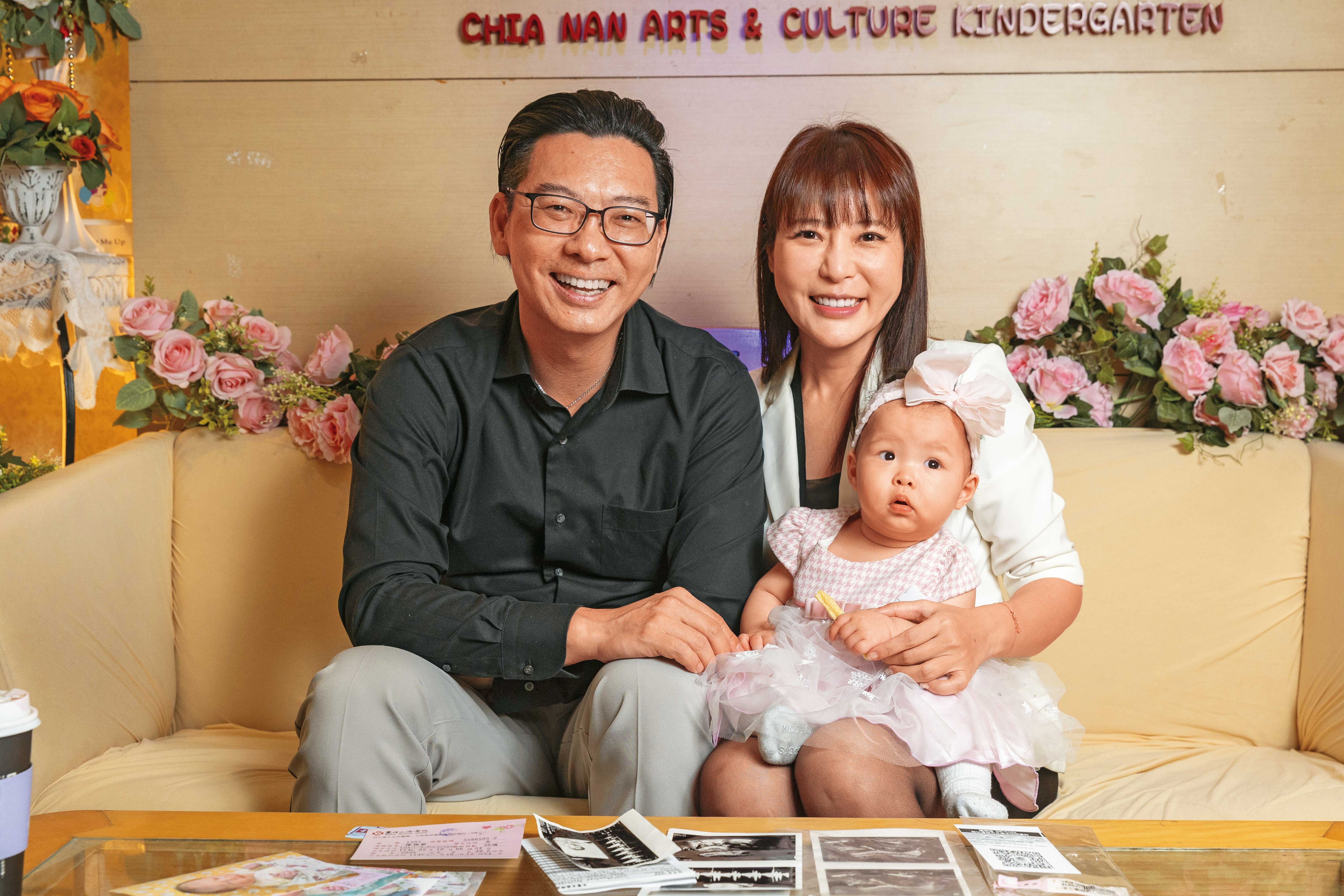 陳雅薇（右）與丈夫賴建平（左）認識3個月閃婚，今年初迎來寶貝女兒樂樂。