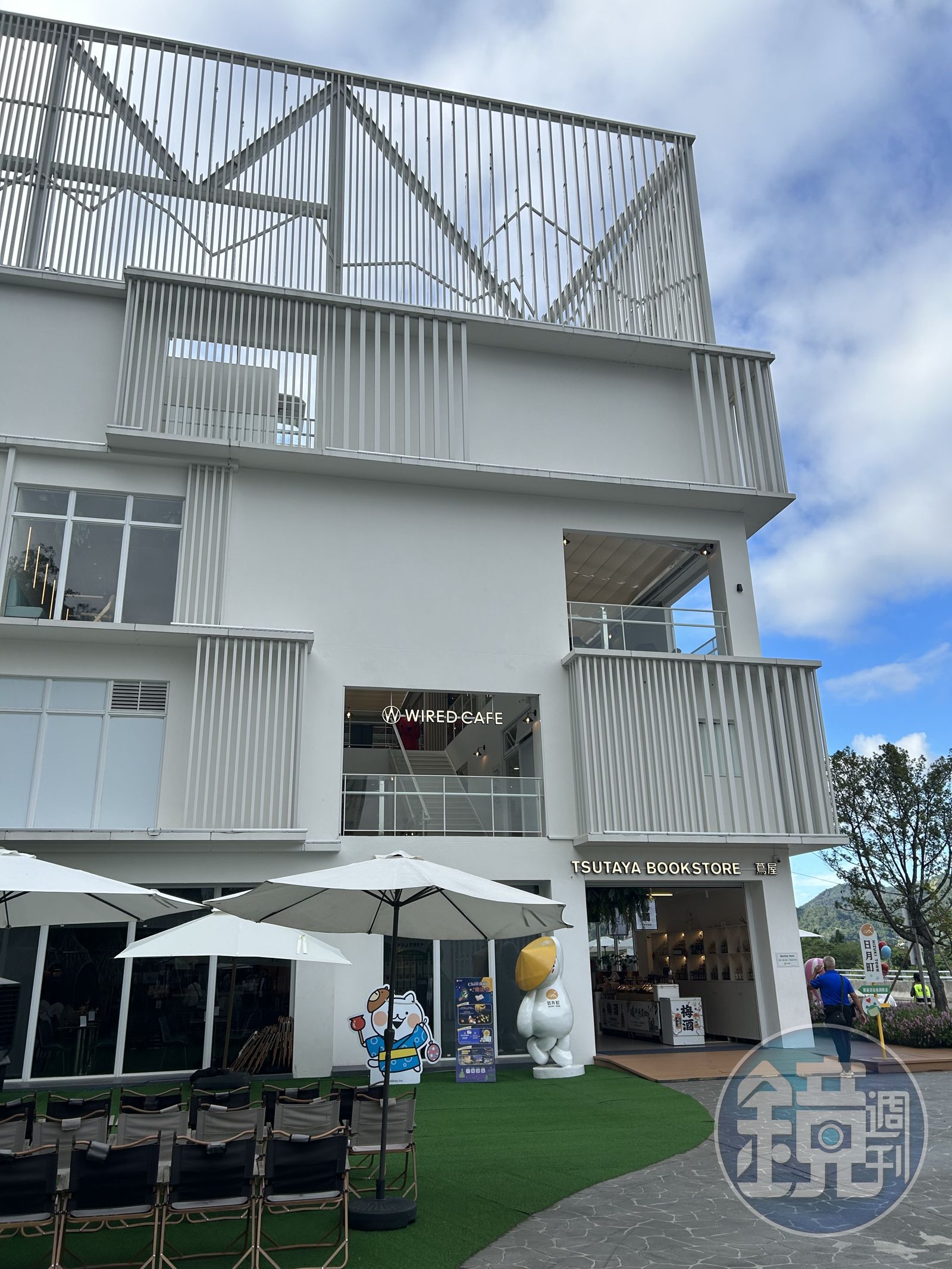 白色建築物中蔦屋書店,迥異一般都會型設點,多了一股休憩味。