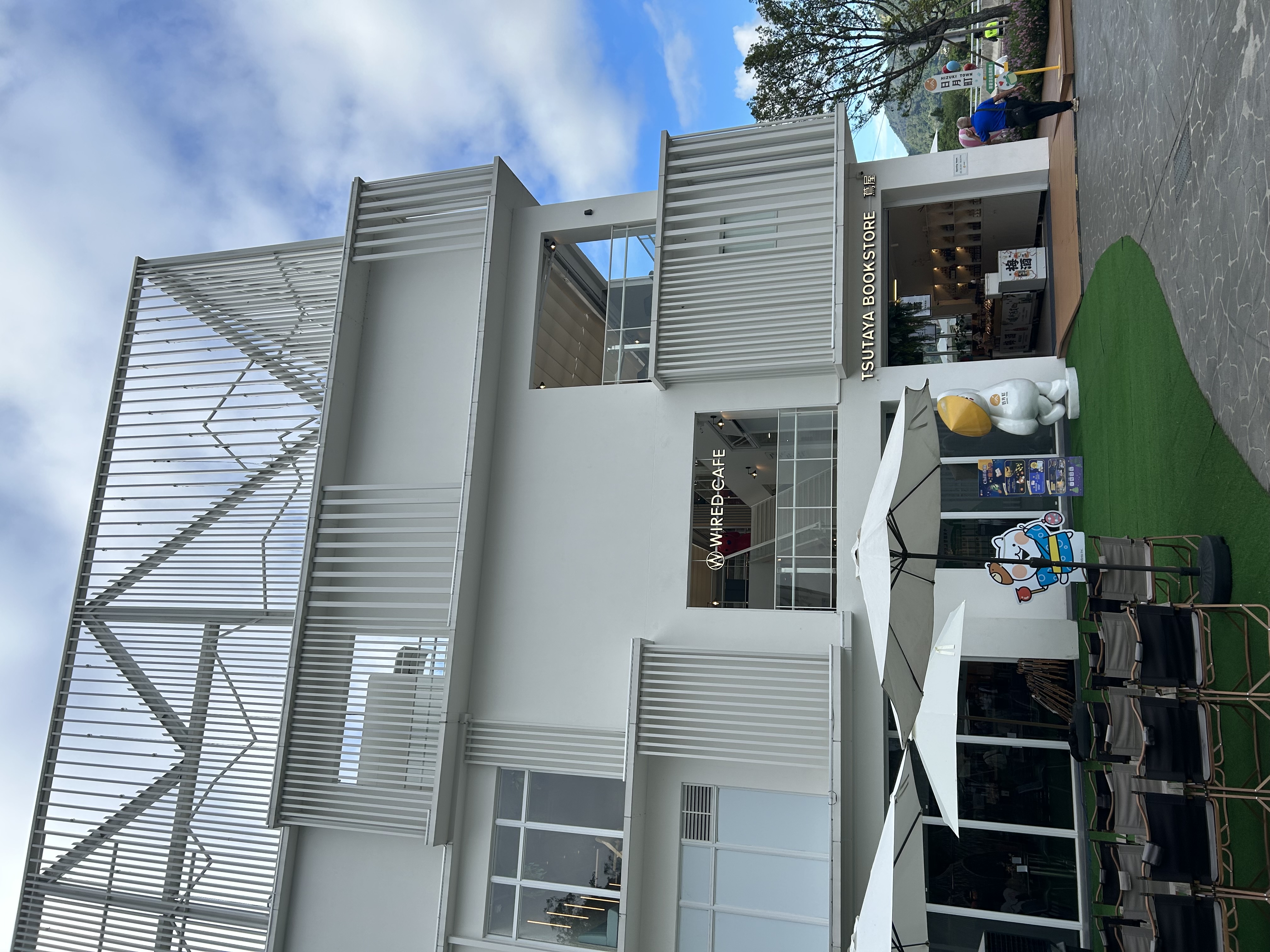 白色建築物中蔦屋書店,迥異一般都會型設點,多了一股休憩味。
